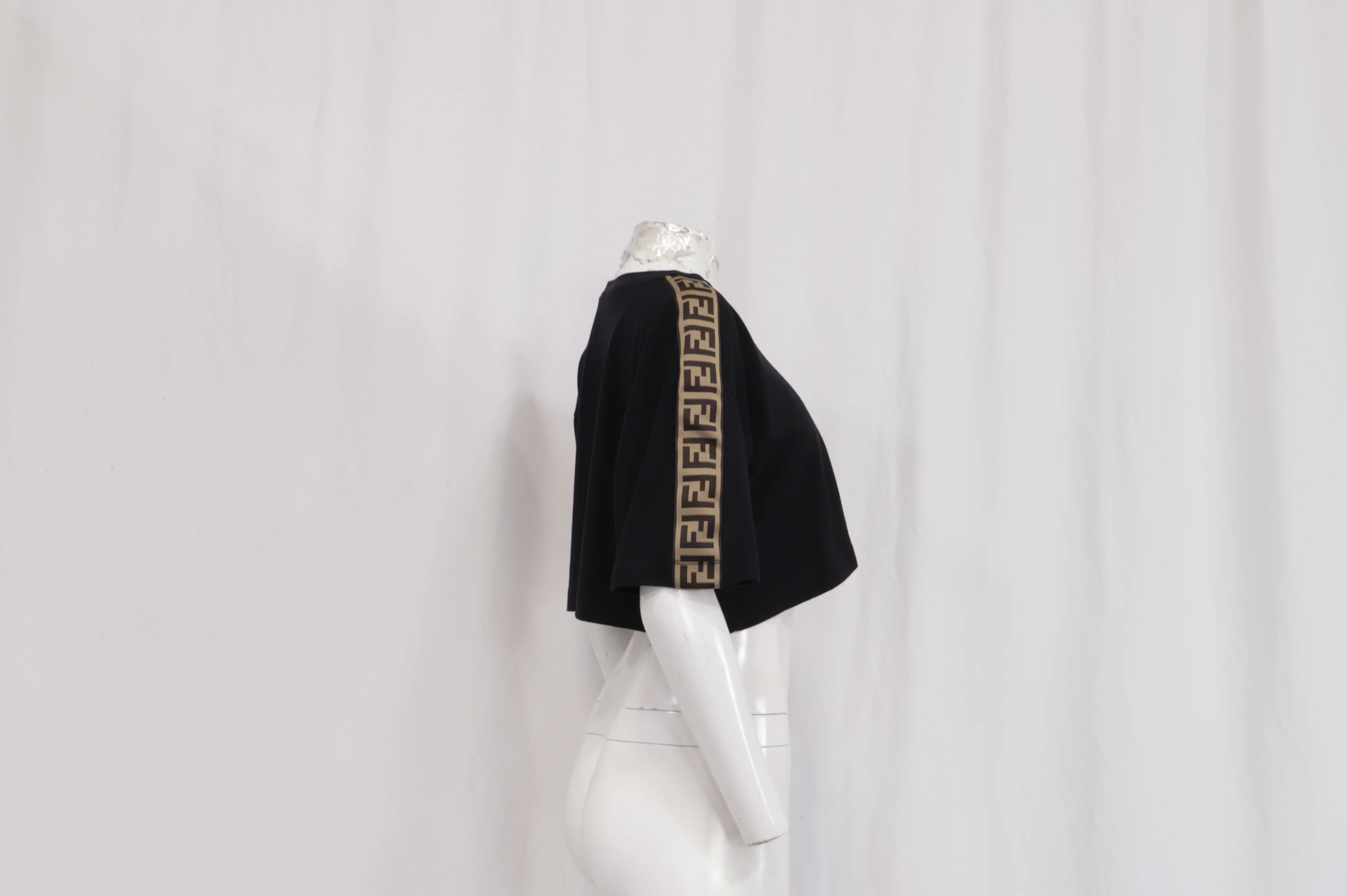 Women's Fendi Fendirama Cropped T-Shirt in Black Cotton - Image 9