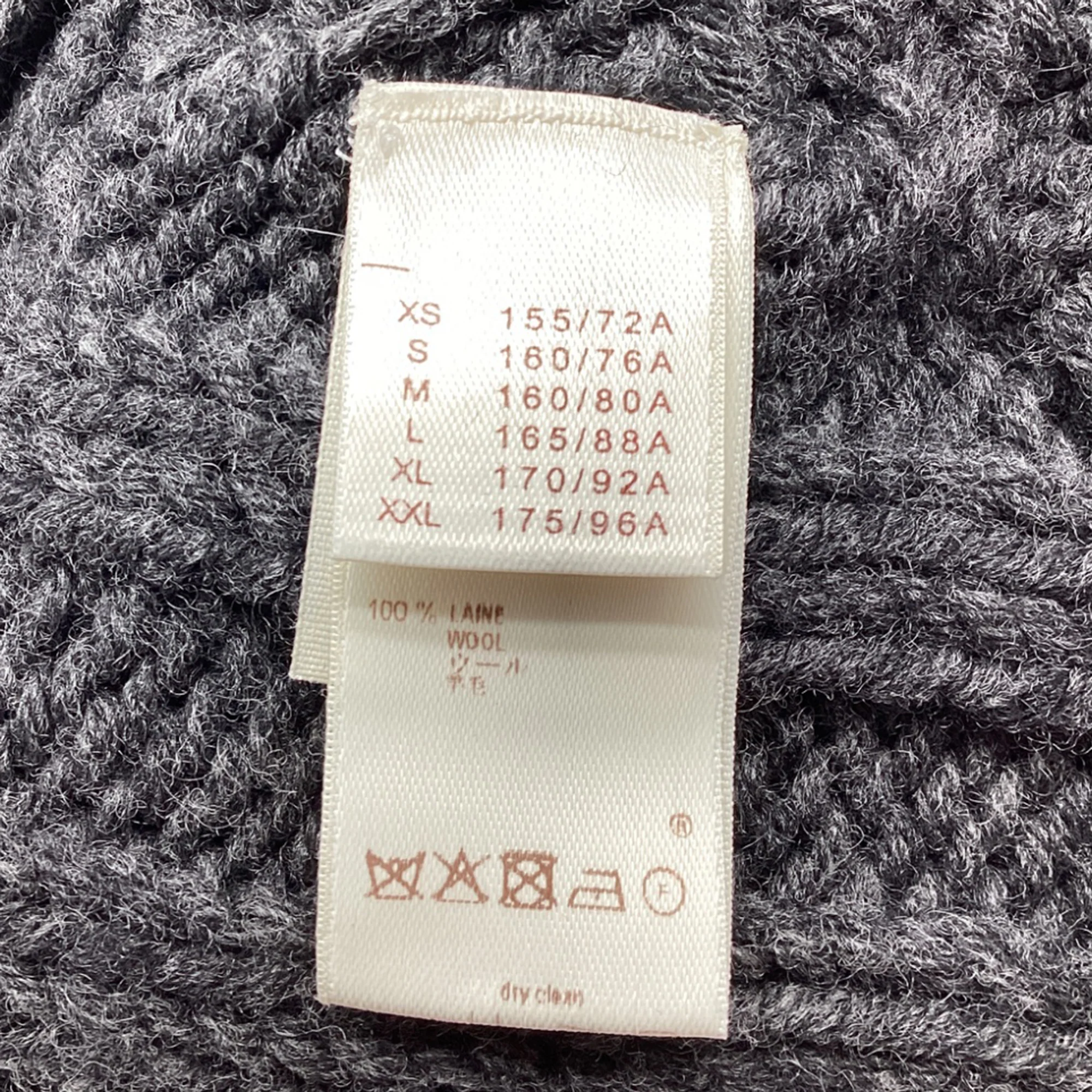 Women's Louis Vuitton Knitted Poncho in Grey Wool - Image 6