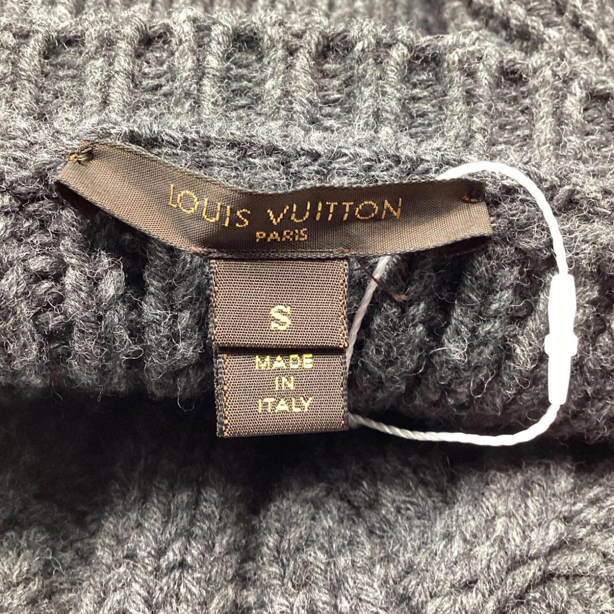 Women's Louis Vuitton Knitted Poncho in Grey Wool - Image 7