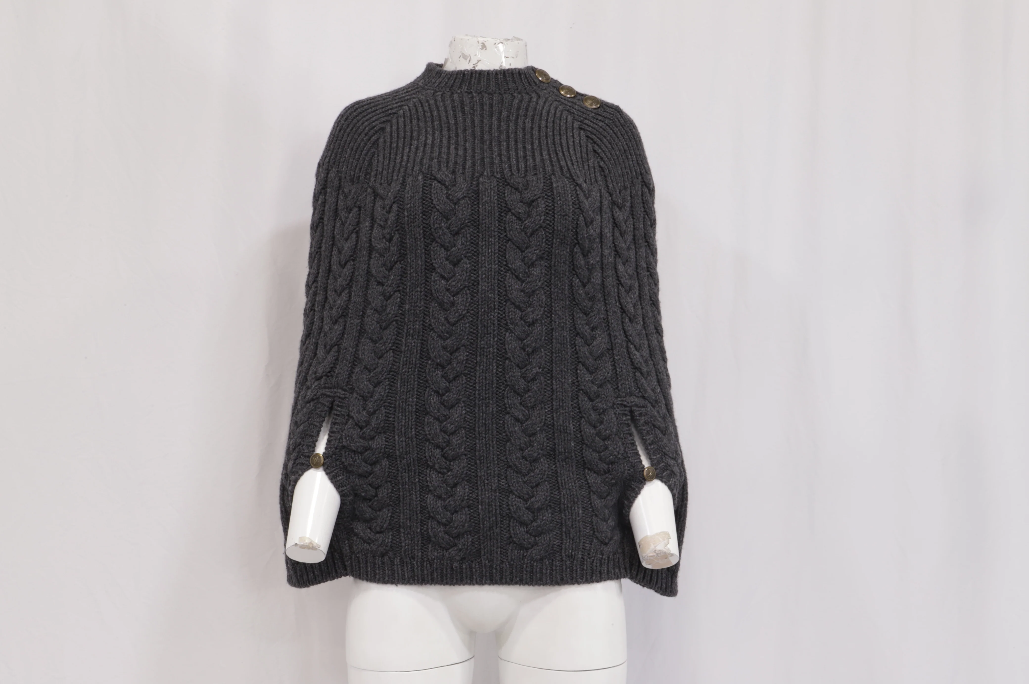 Women's Louis Vuitton Knitted Poncho in Grey Wool - Image 8