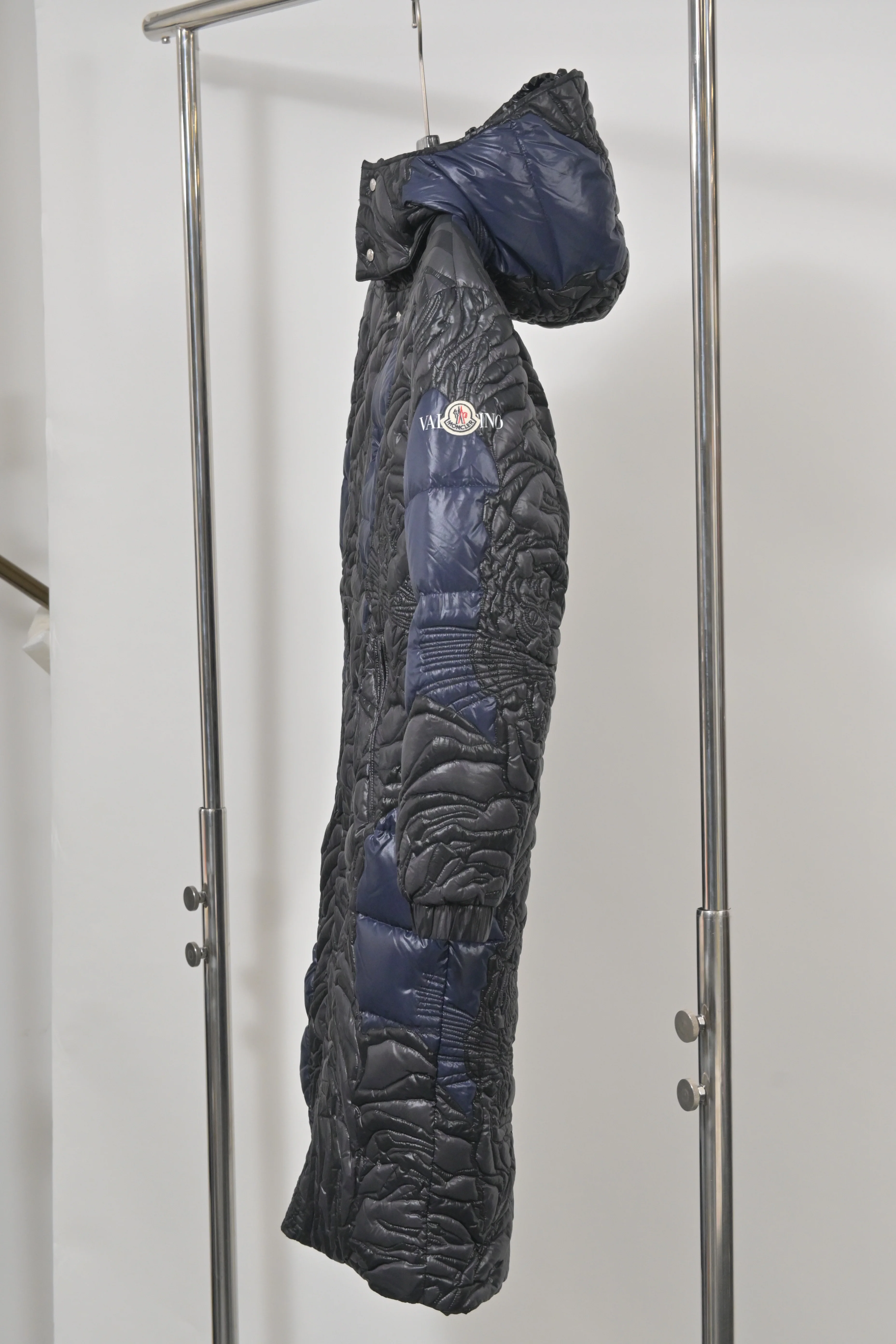 Men's Valentino x Moncler Embroidered Tiger Re-Edition Quilted Down Coat in Blue Nylon - Image 7