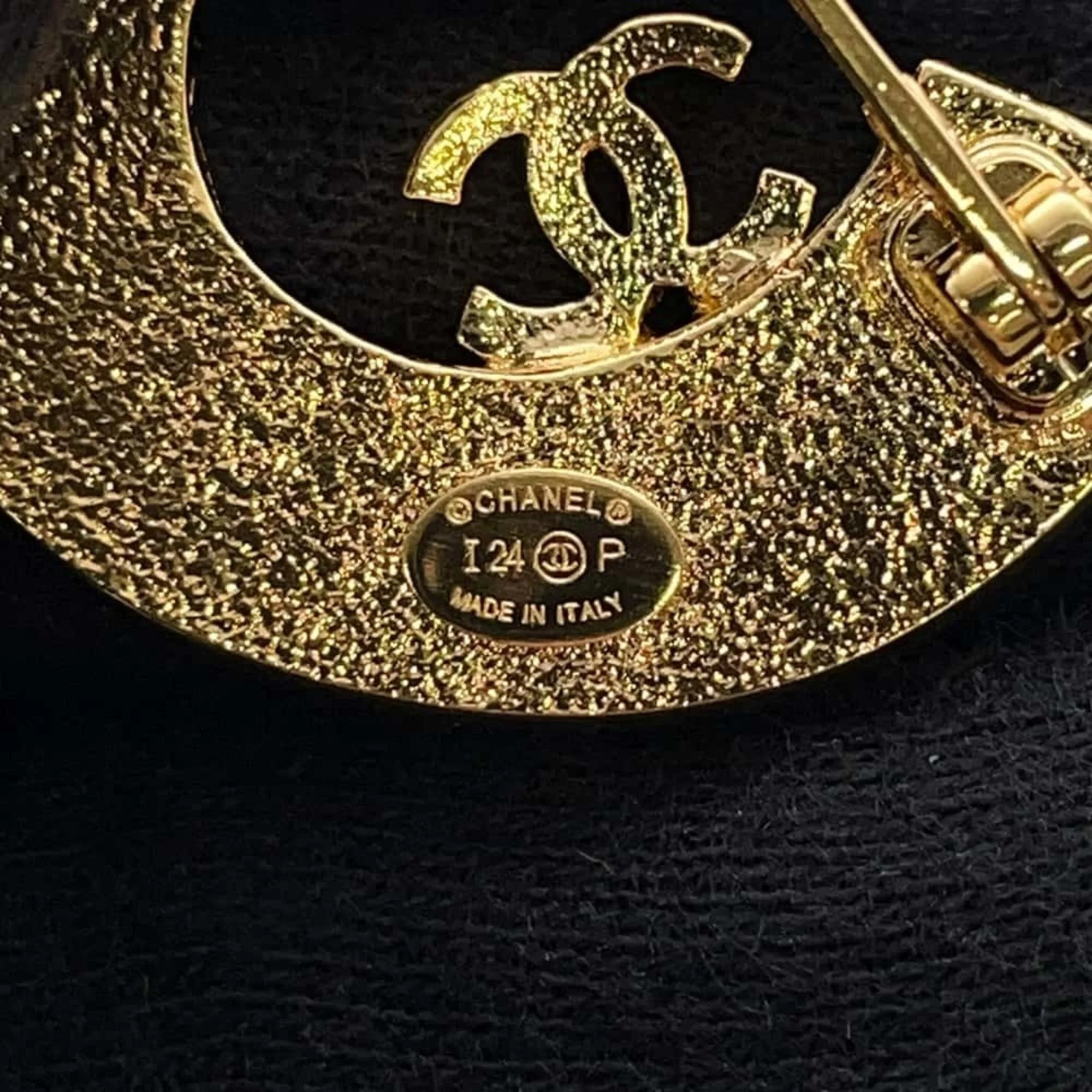No. 5 Brooch Gold - Image 6