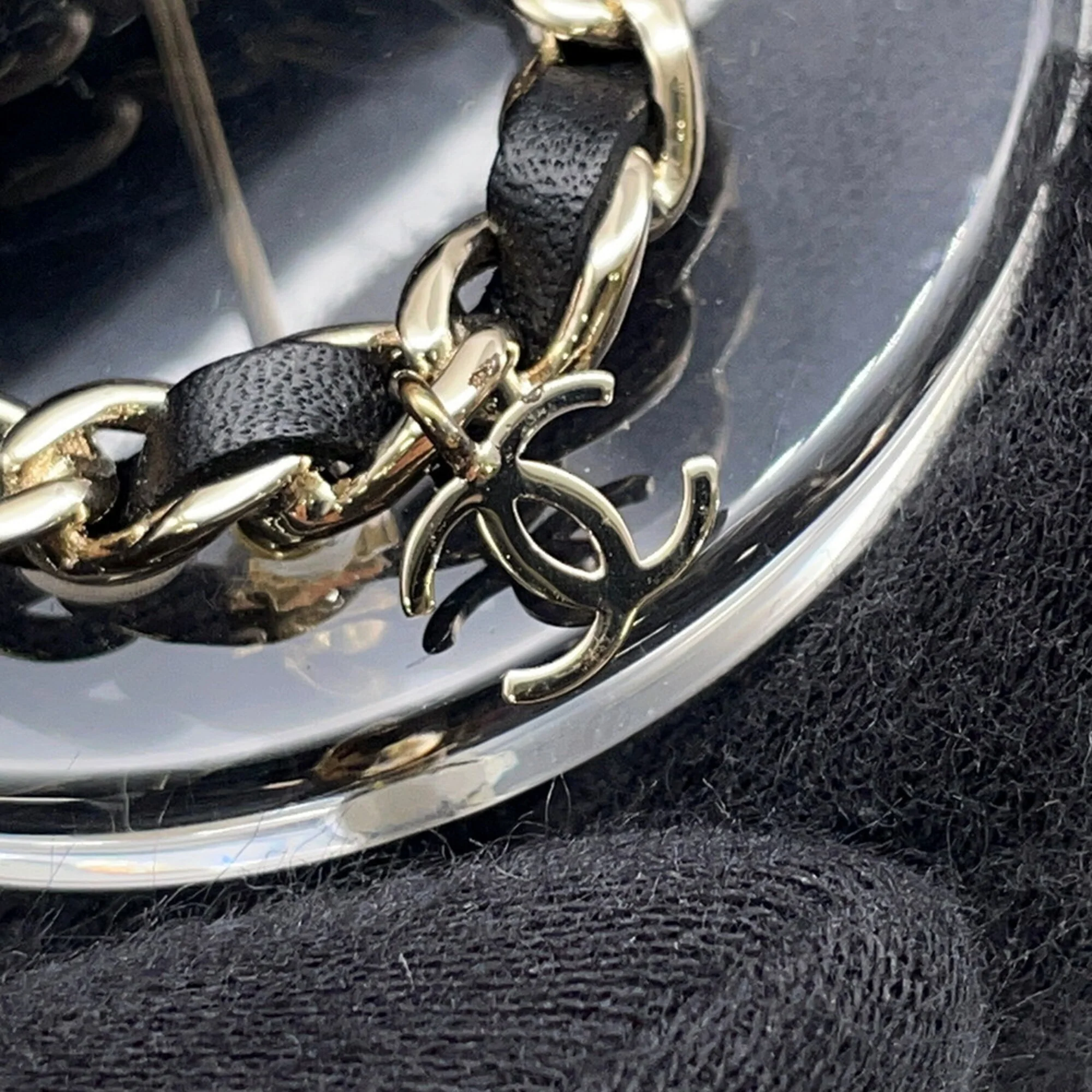 Round No. 5 Brooch Leather Black and Clear - Image 5
