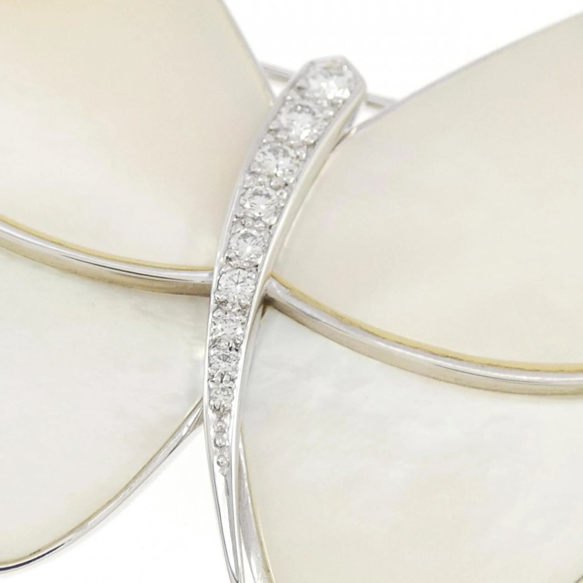 Papillon Brooch 18K White Gold with Diamond and Mother of Pearl - Image 2