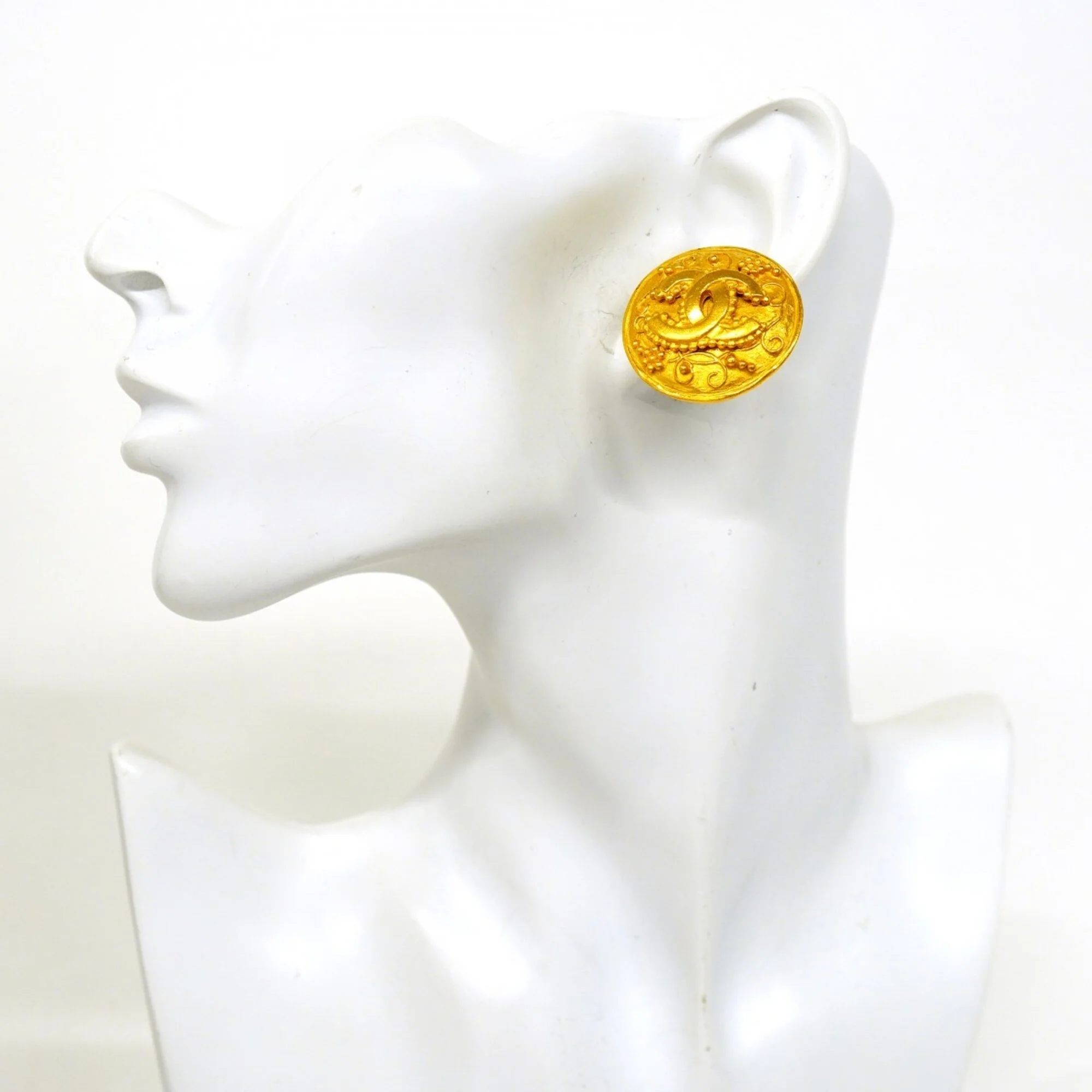 CC Logo Circle Clip-On Earrings Metal Gold-Tone Metal - Image 5