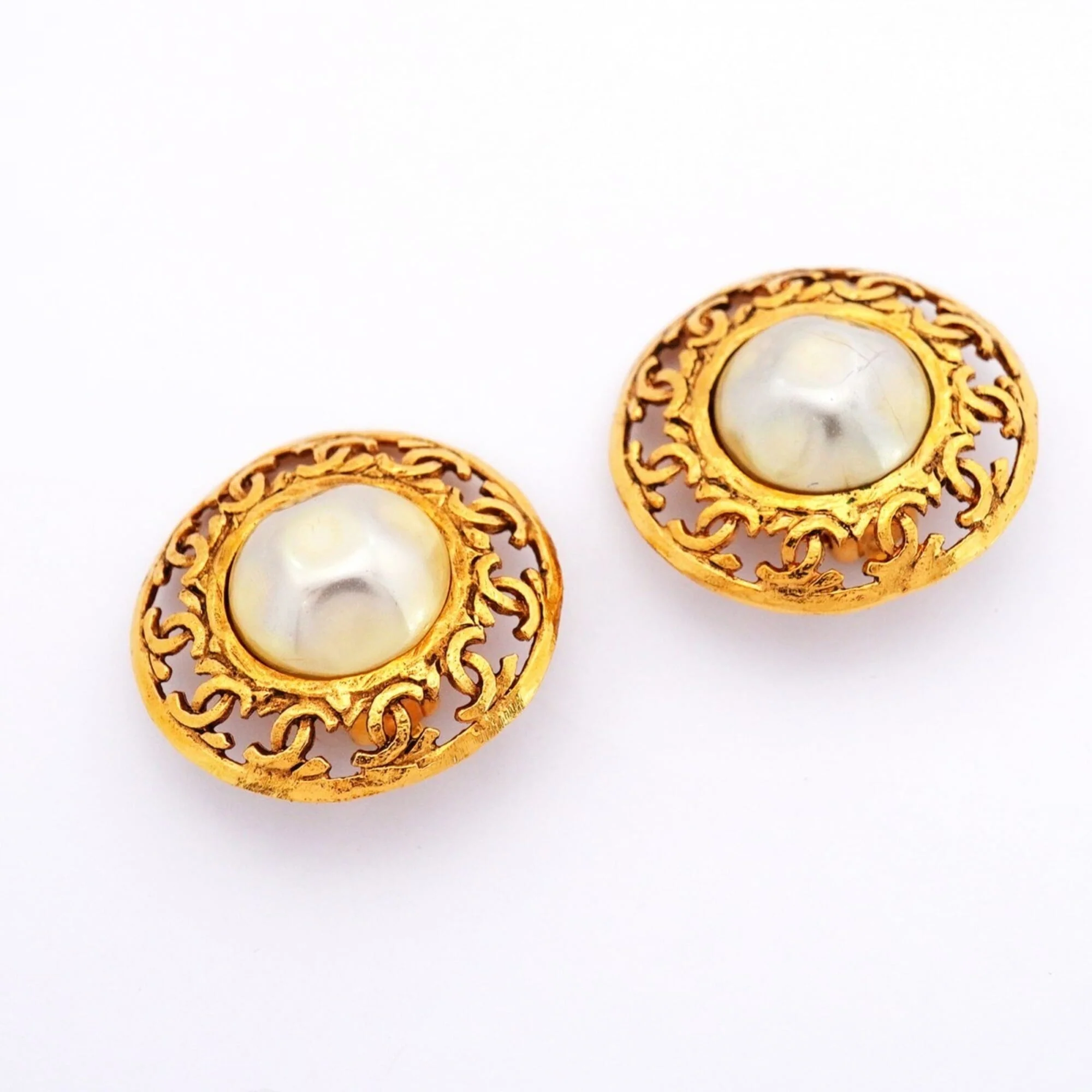 CC Logo Circle Clip-On Earrings Metal Gold-Tone Metal - Image 2