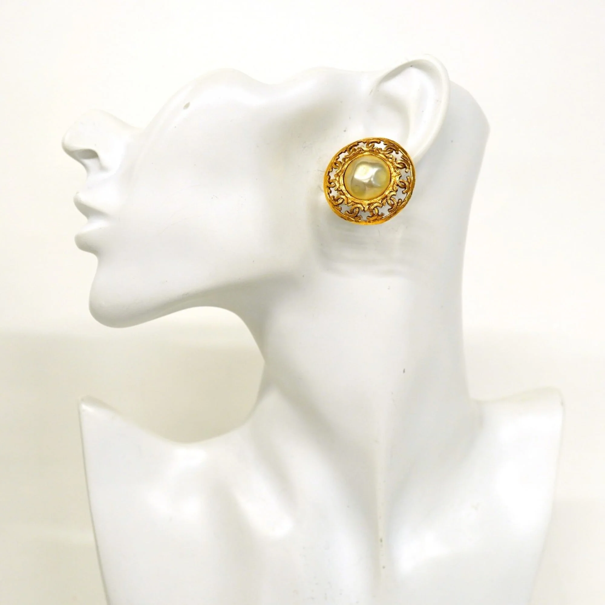 CC Logo Circle Clip-On Earrings Metal Gold-Tone Metal - Image 5