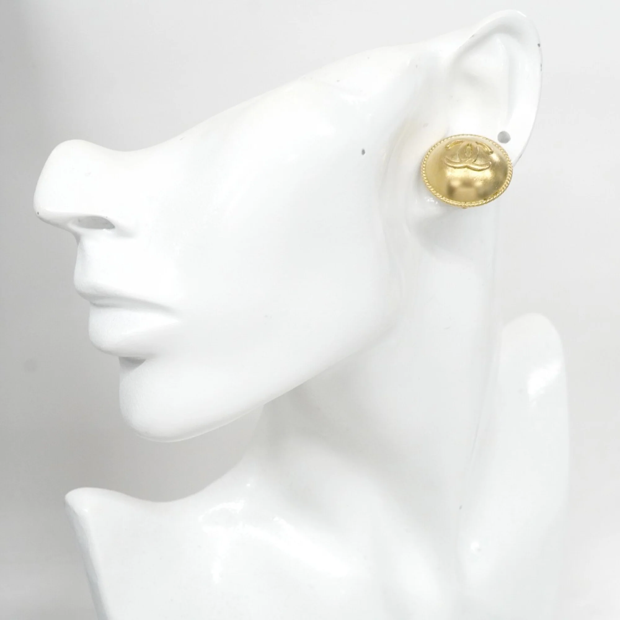 CC Logo Circle Clip-On Earrings Metal Gold-Tone Metal - Image 5