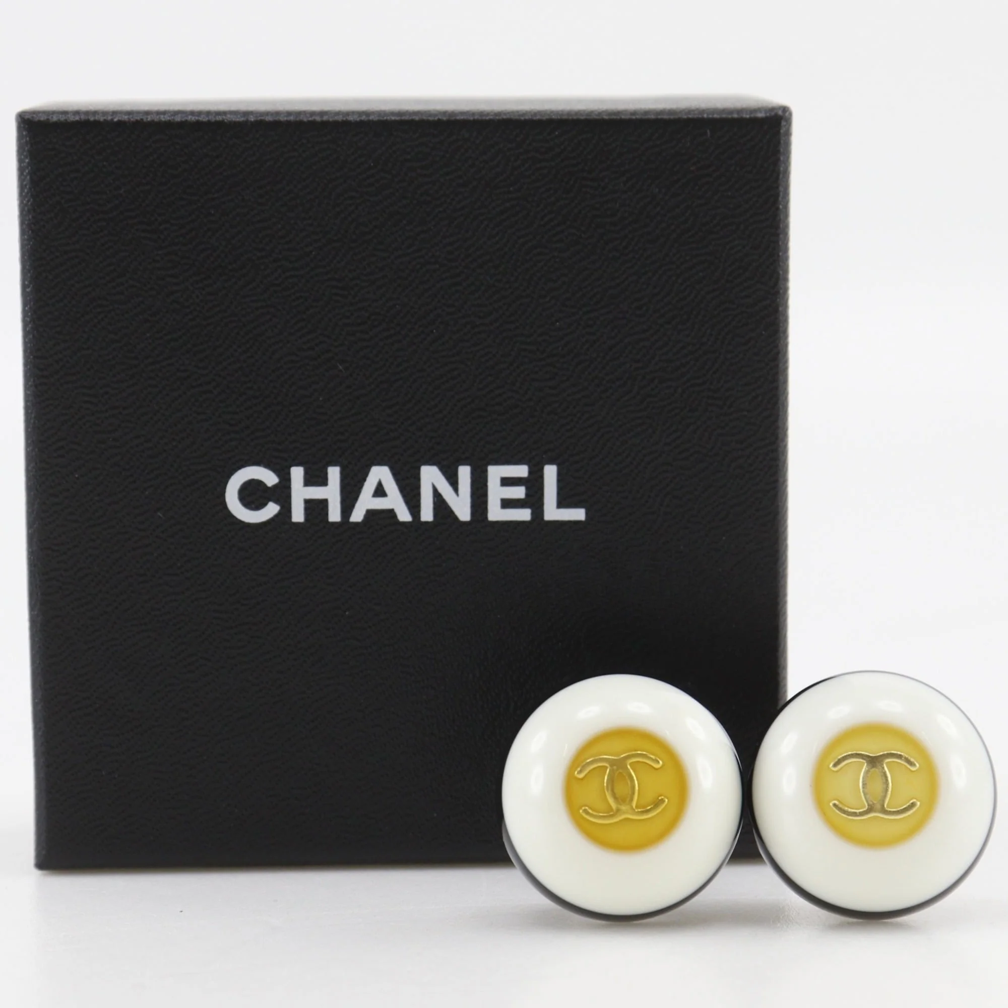 CC Logo Clip-On Earrings Metal - Image 9