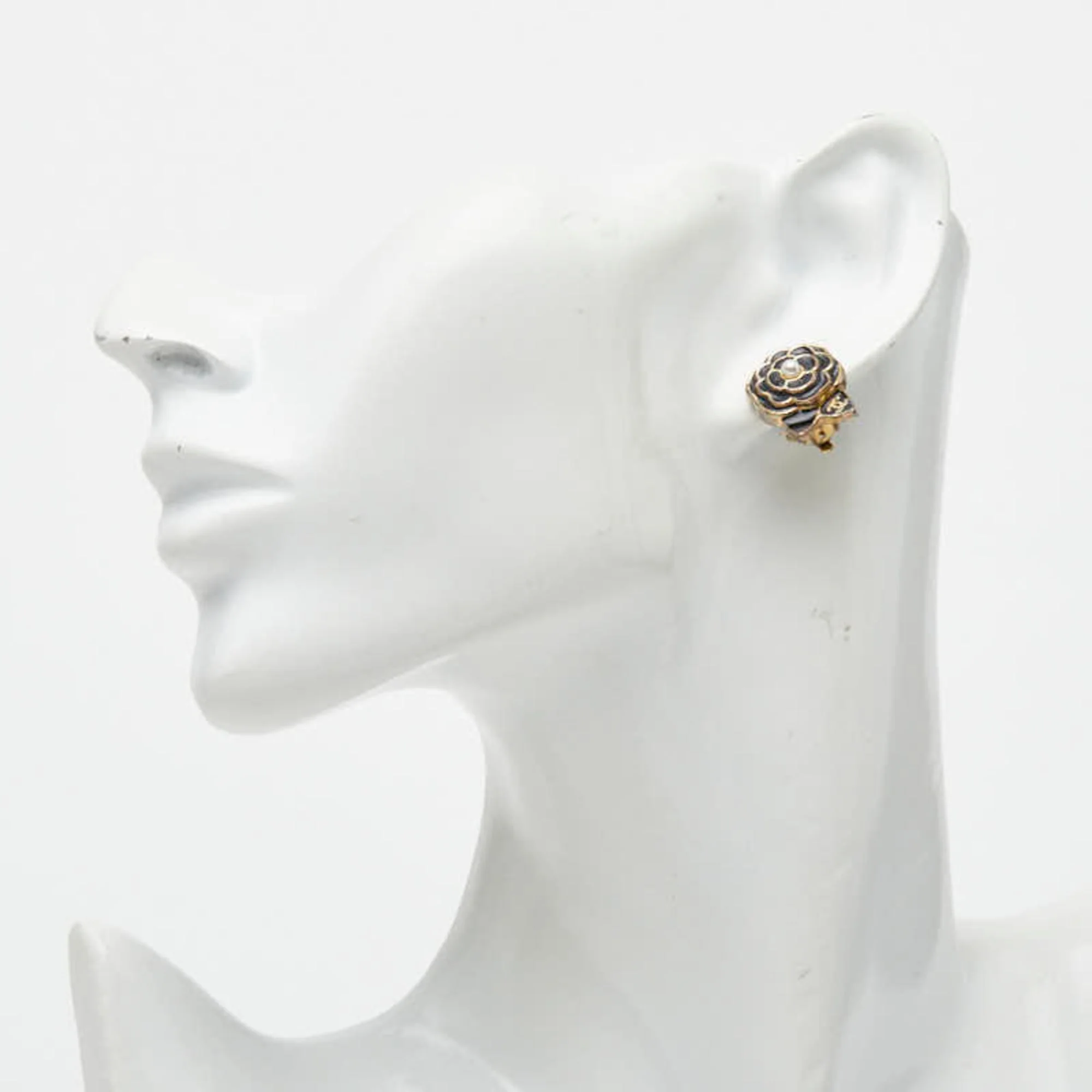 CC Logo Clip-On Earrings Metal - Image 5