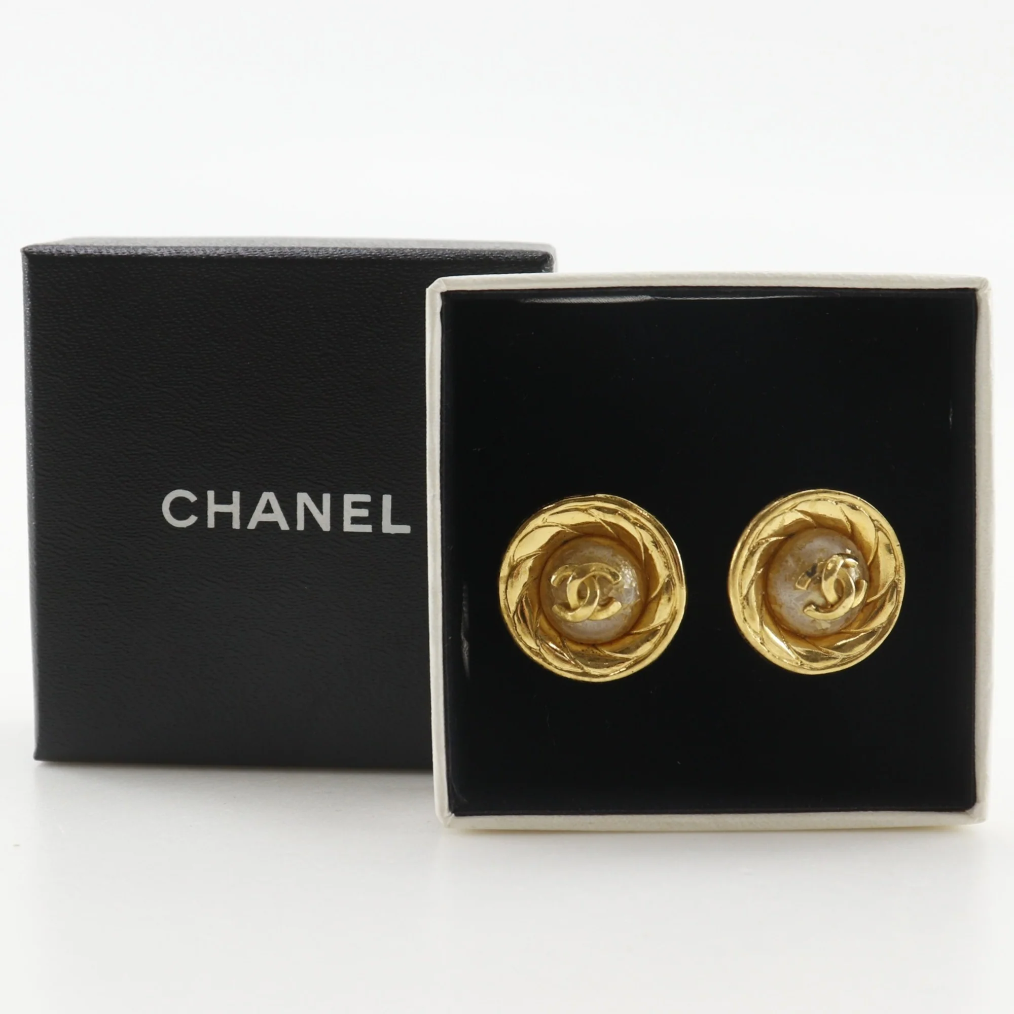 CC Logo Clip-On Earrings Metal - Image 8