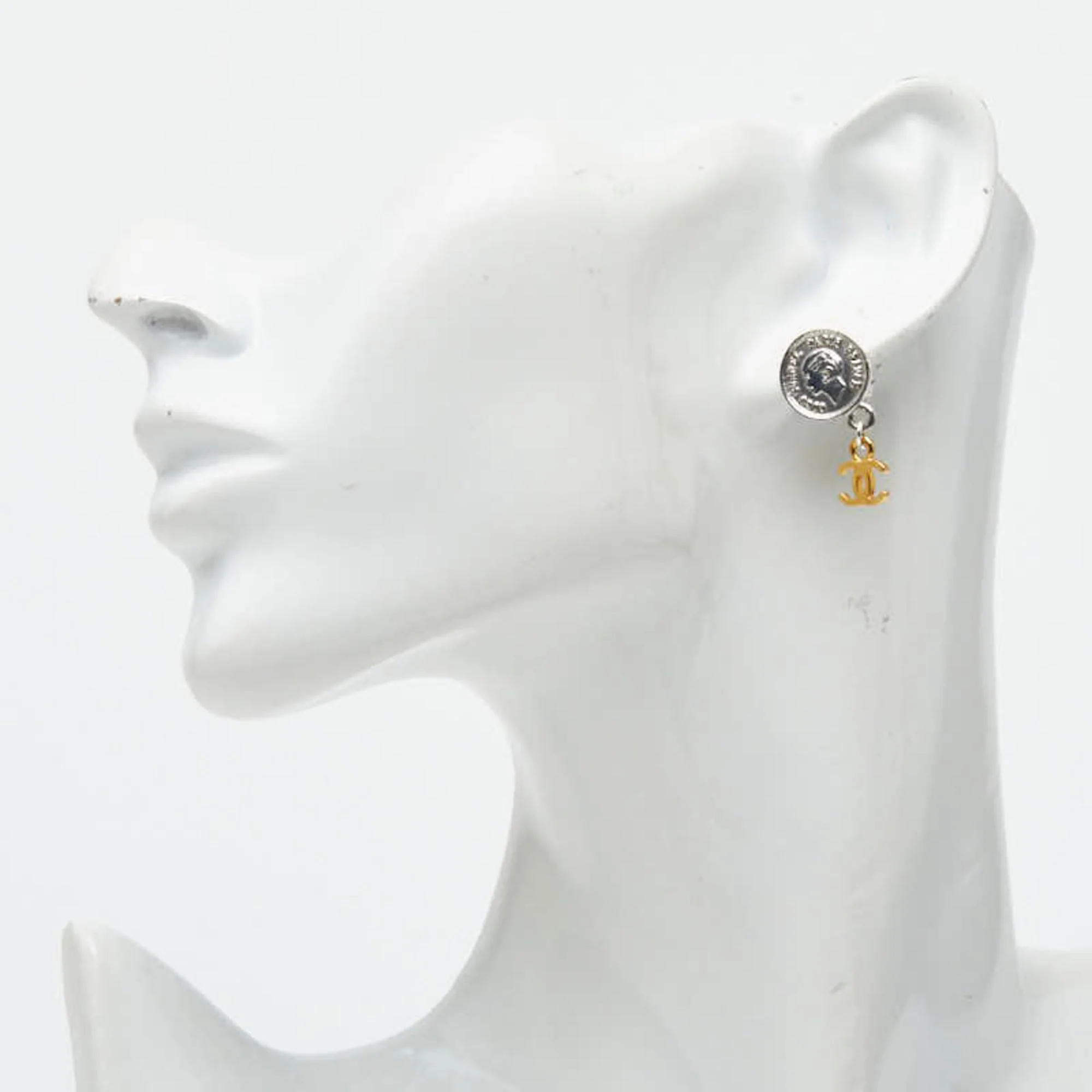 CC Logo Medallion Clip-On Single Earring Gold-Tone Metal Gold-Tone Metal - Image 4