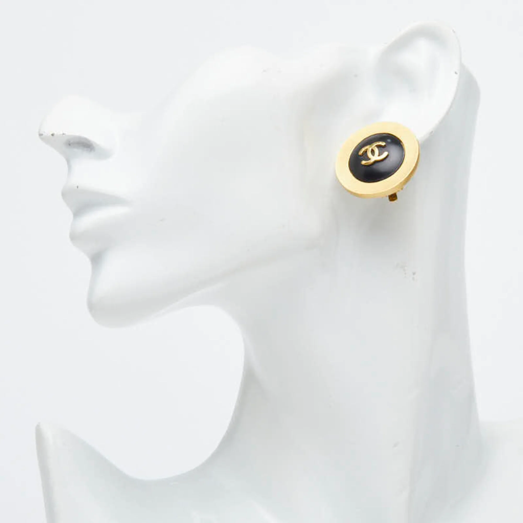 CC Logo Round Clip-On Single Earring Gold-Tone Metal Gold-Tone Metal - Image 5