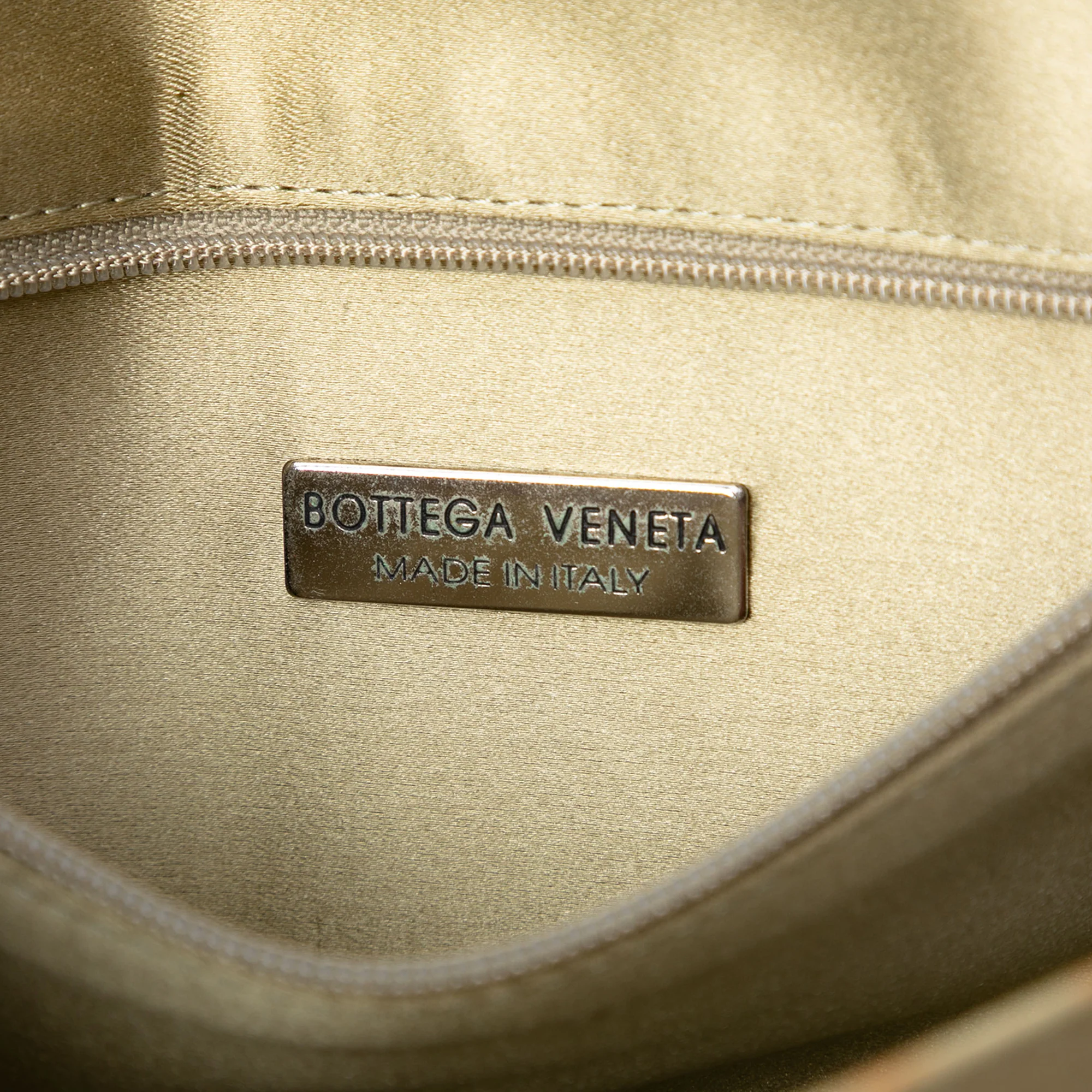 Flat Messenger Bag Intrecciato Nappa Medium - Image 6