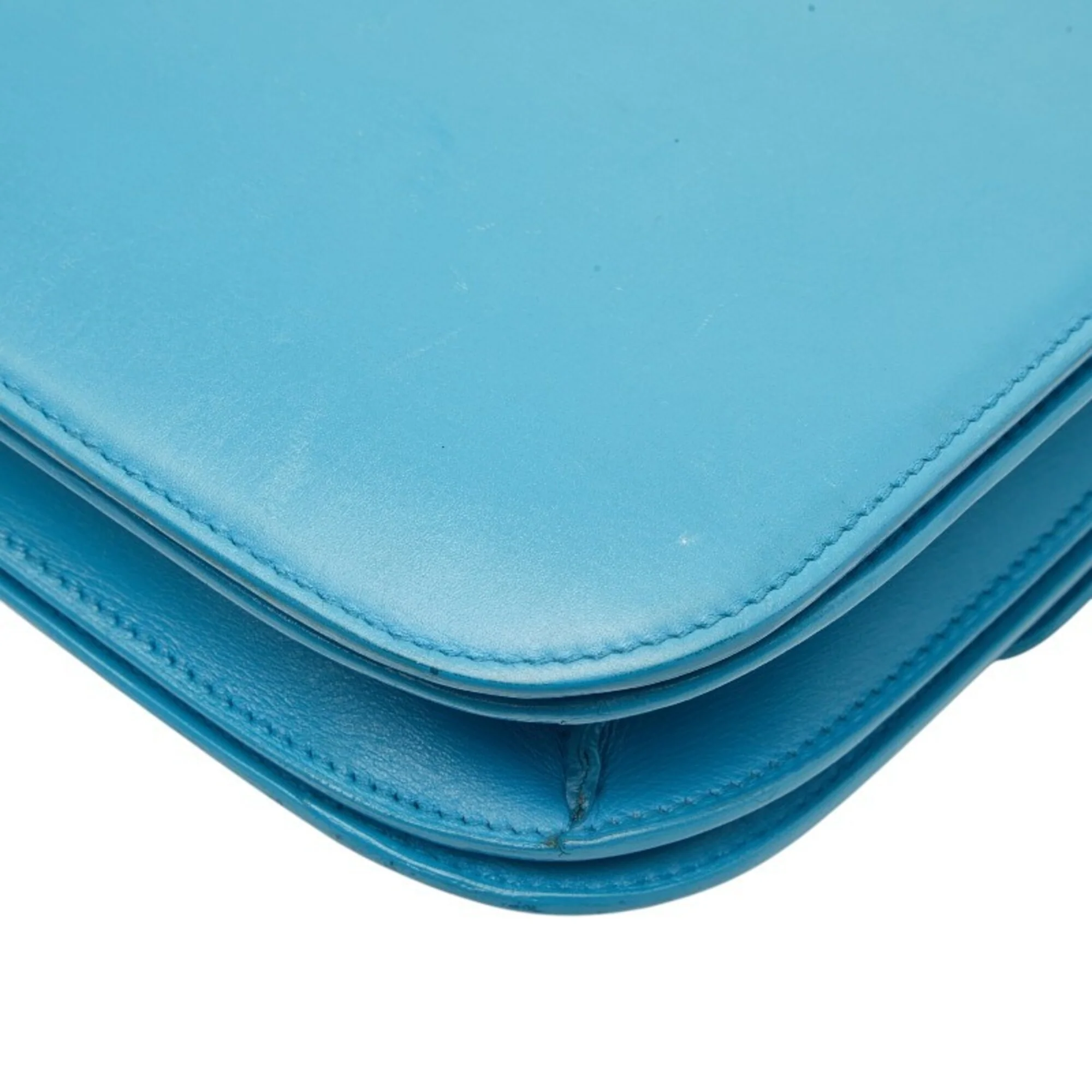 Classic Box Bag Grainy Leather Medium - Image 6