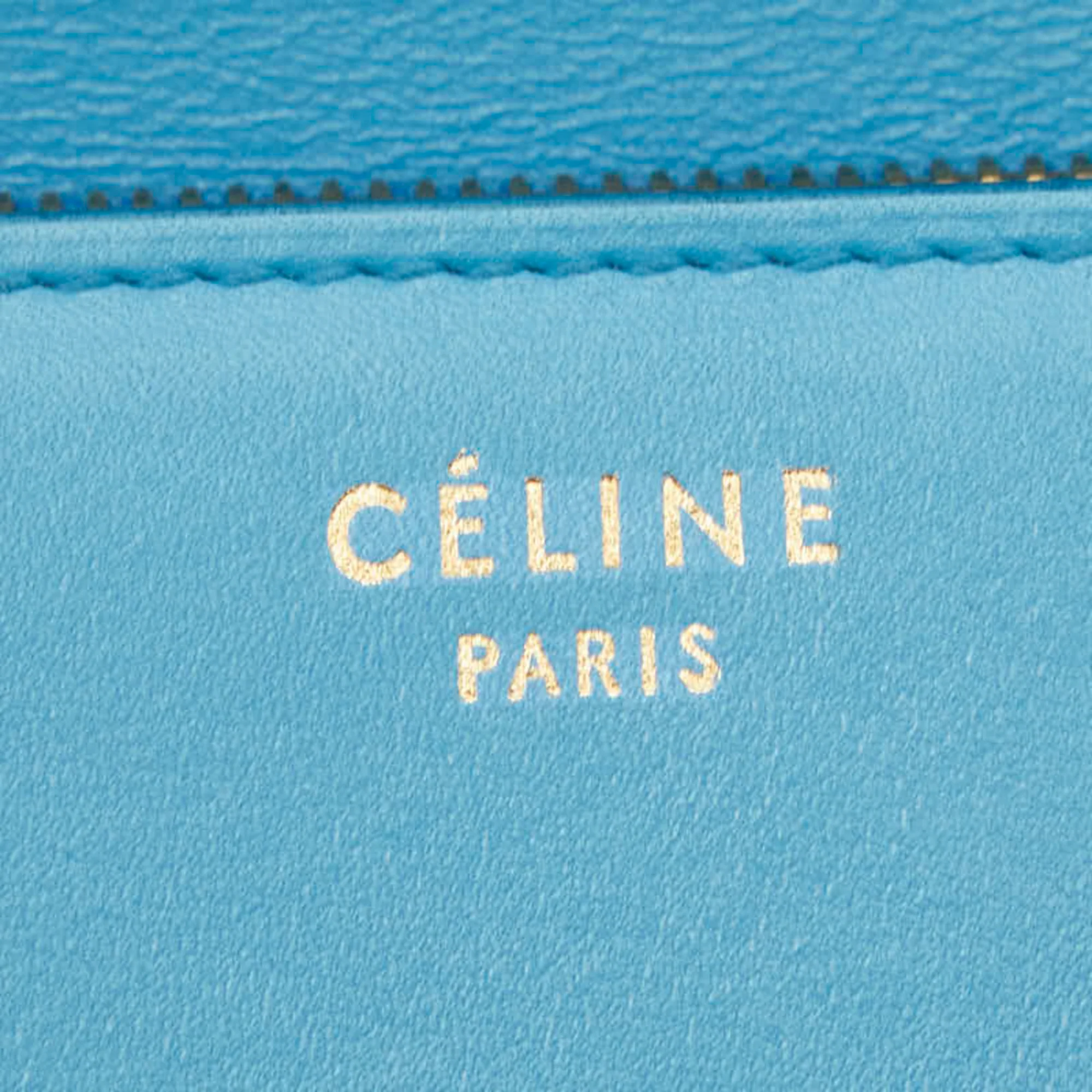 Classic Box Bag Grainy Leather Medium - Image 9