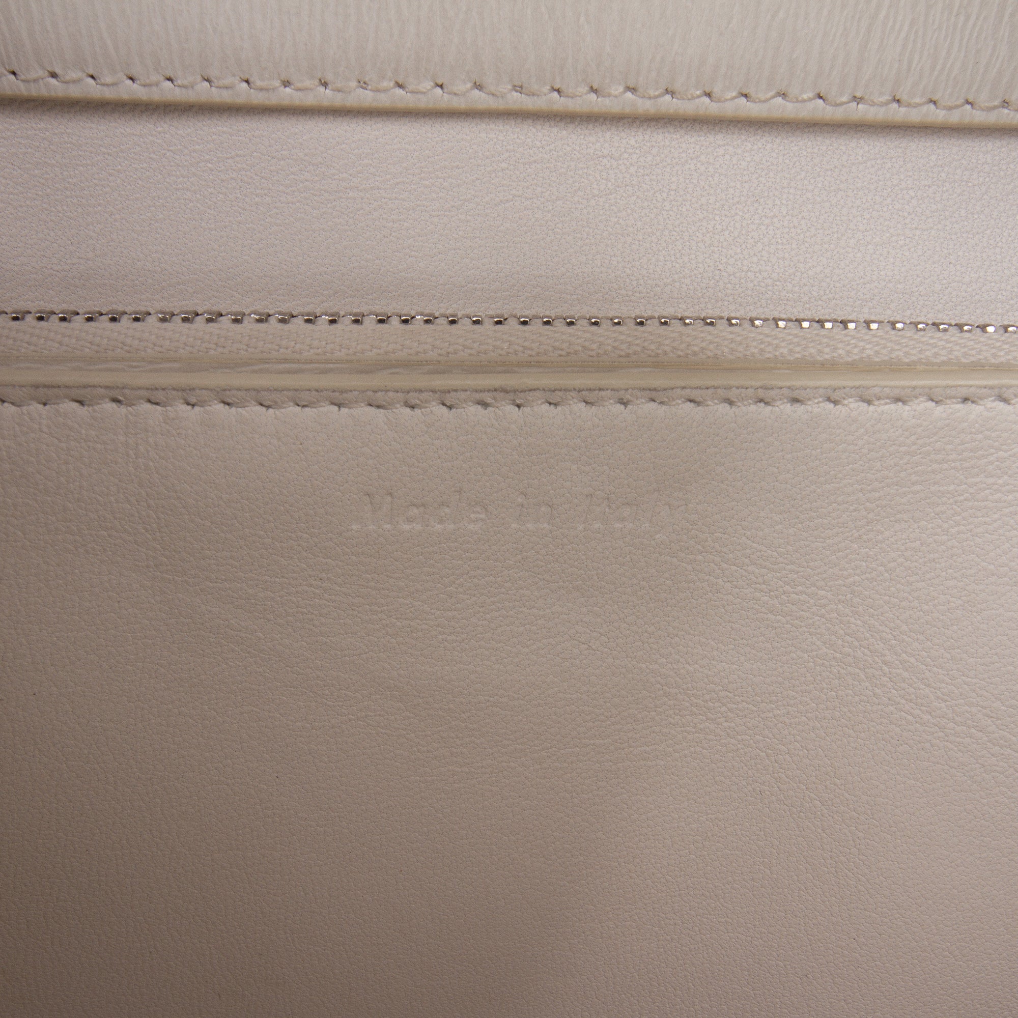 Classic Box Bag Grainy Leather Medium - Image 5