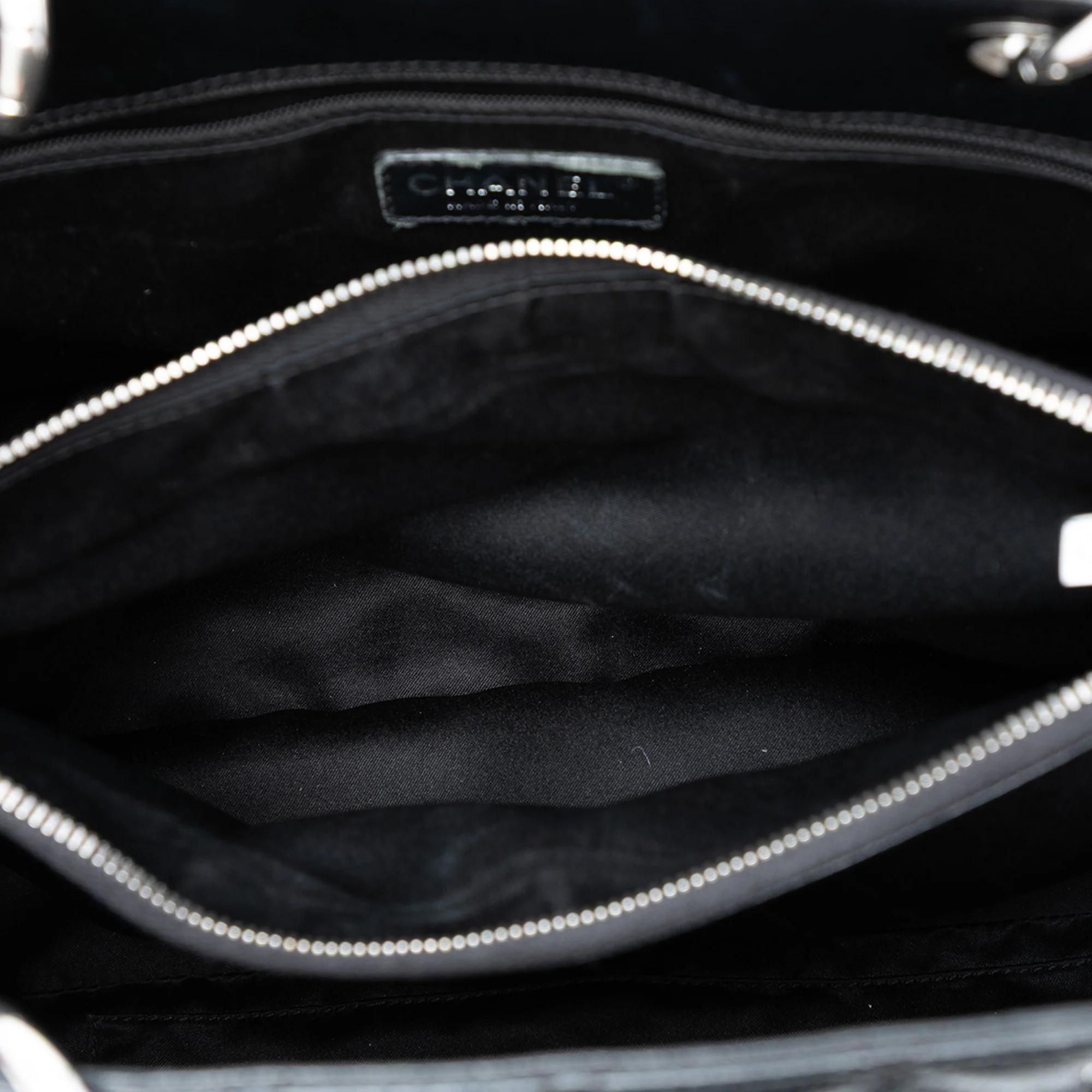 Grand Shopping Tote Quilted Caviar - Image 4