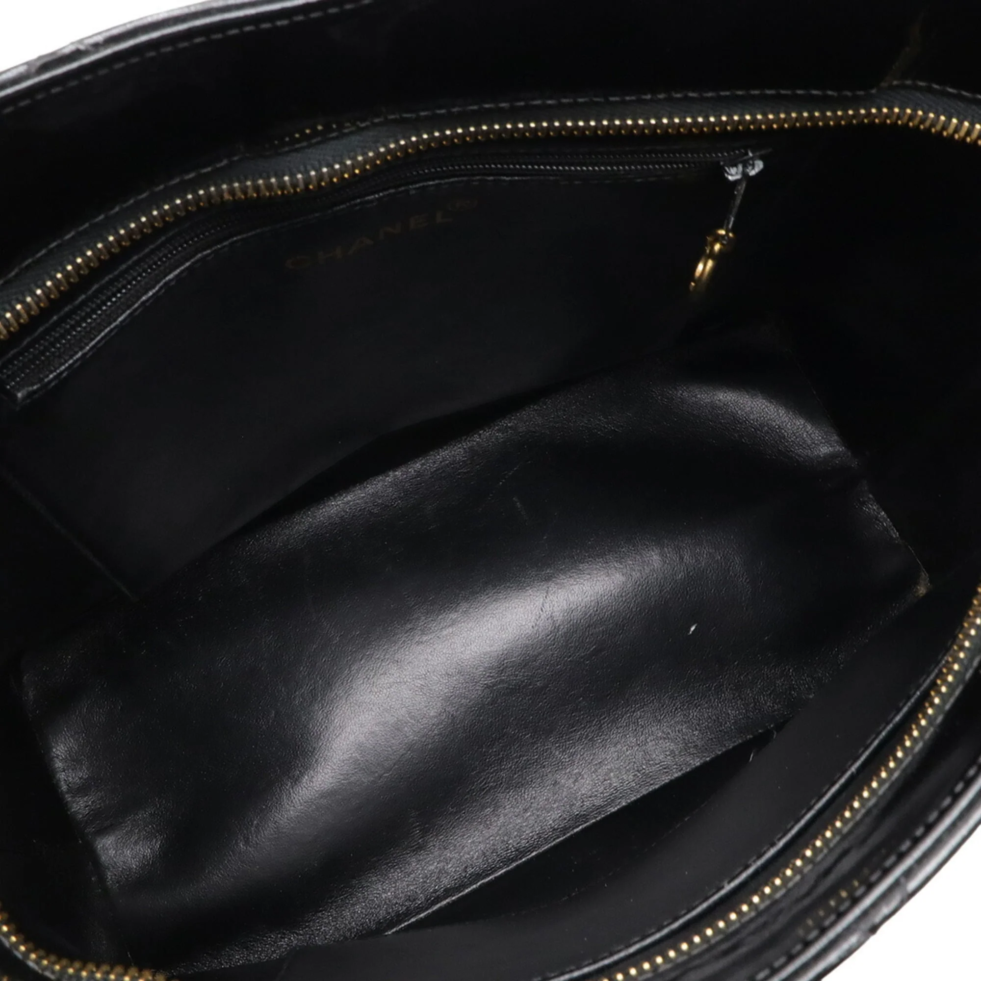 Medallion Tote Quilted Patent - Image 7