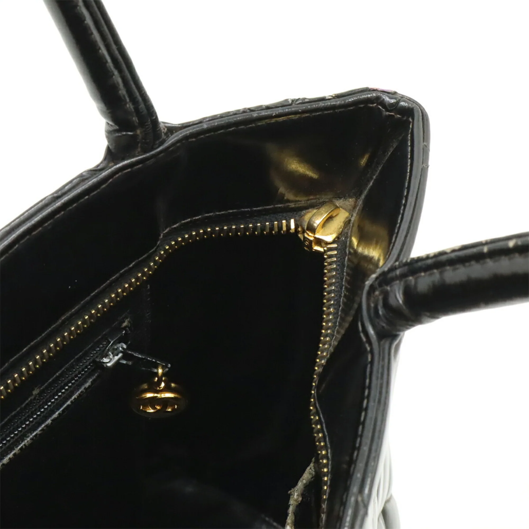 Medallion Tote Quilted Patent - Image 9