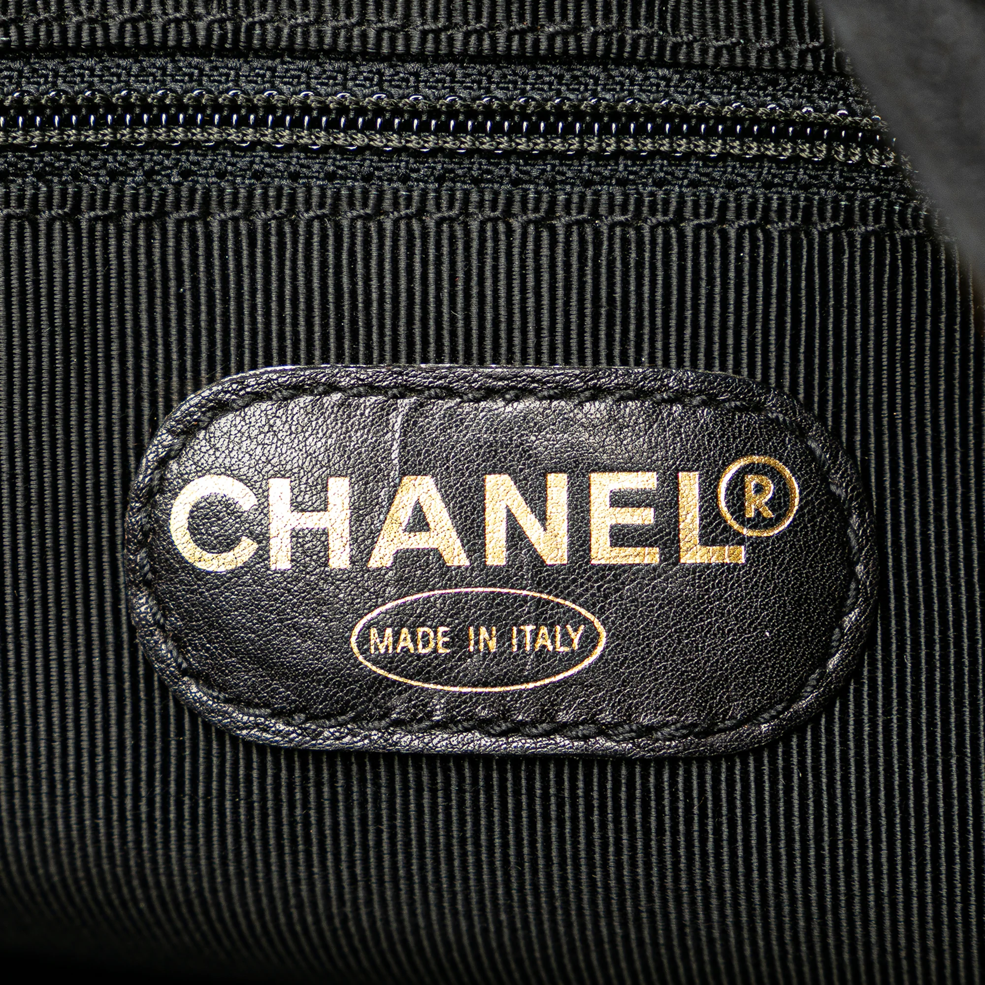 Vintage Stitched CC Shoulder Bag Caviar Medium - Image 6