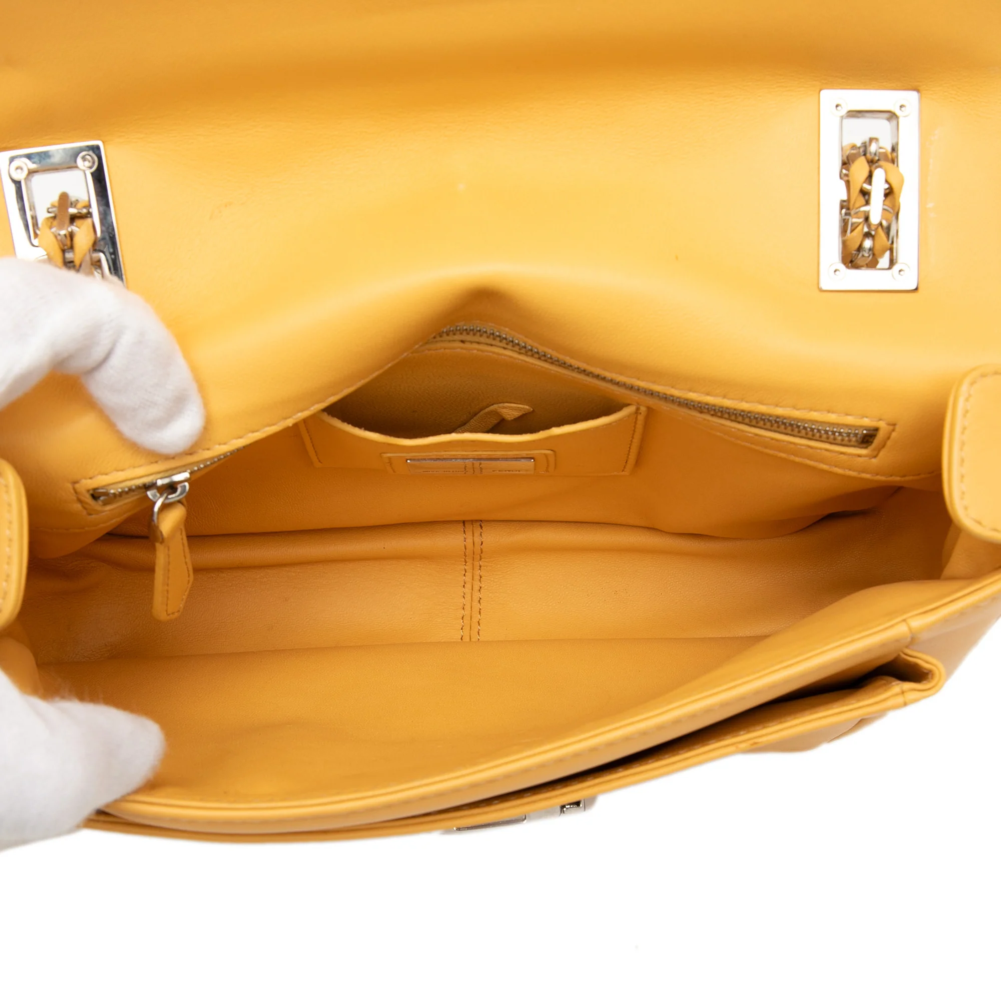 Be Baguette Flap Bag Leather Medium - Image 4