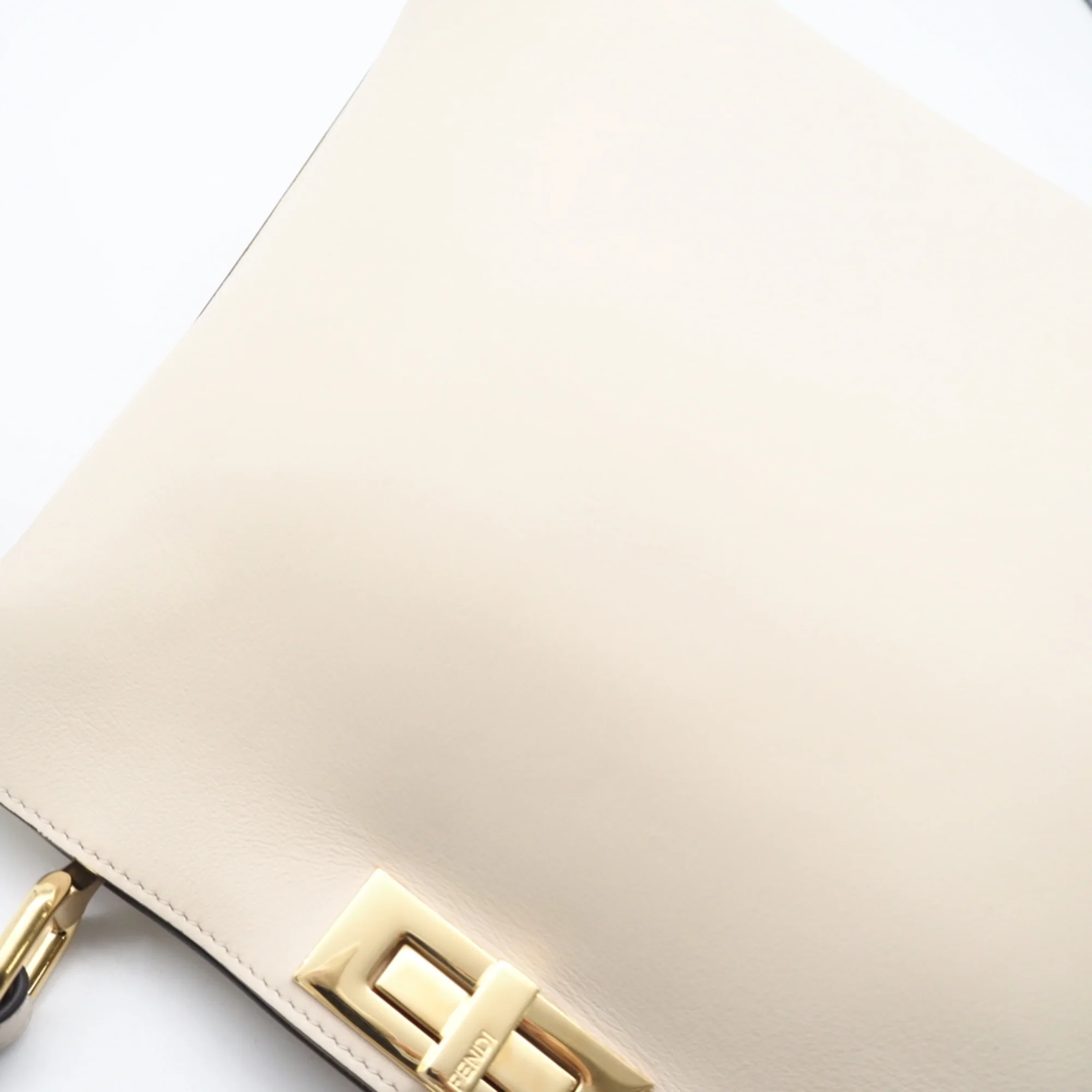 Soft Peekaboo ISeeU Bag Leather Medium - Image 4
