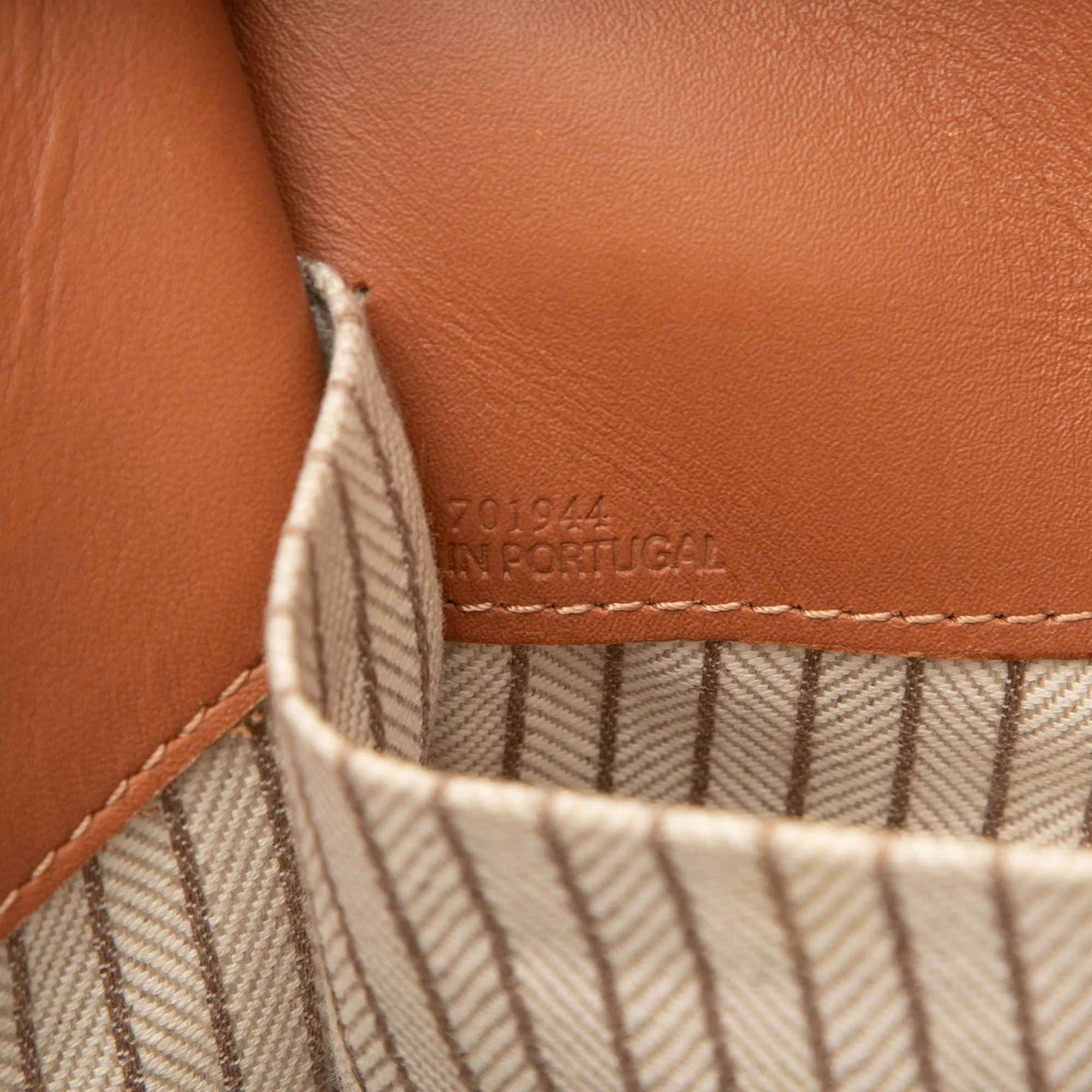 Cushion Tote Leather Small - Image 6