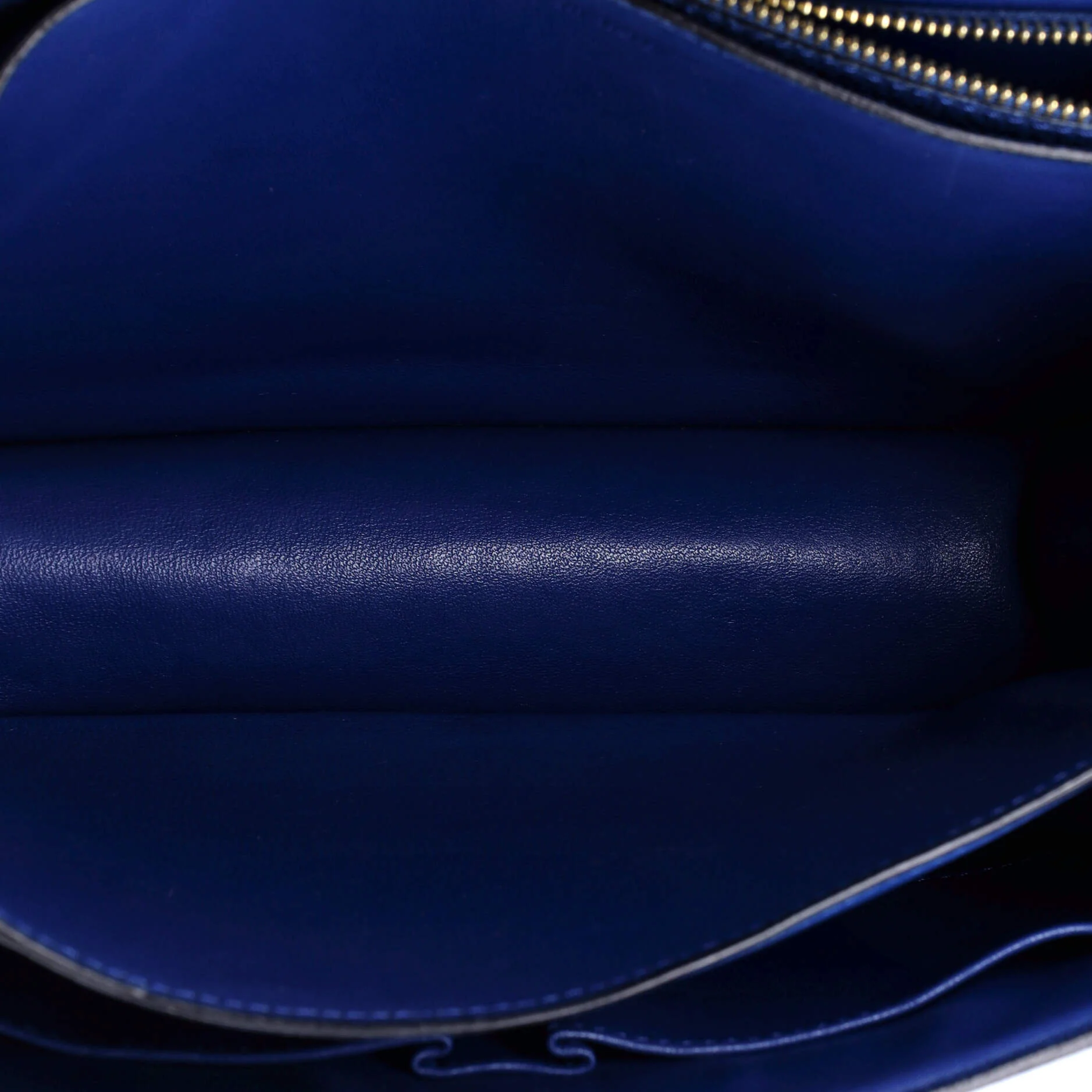 Classic Box Bag Grainy Leather Medium - Image 5