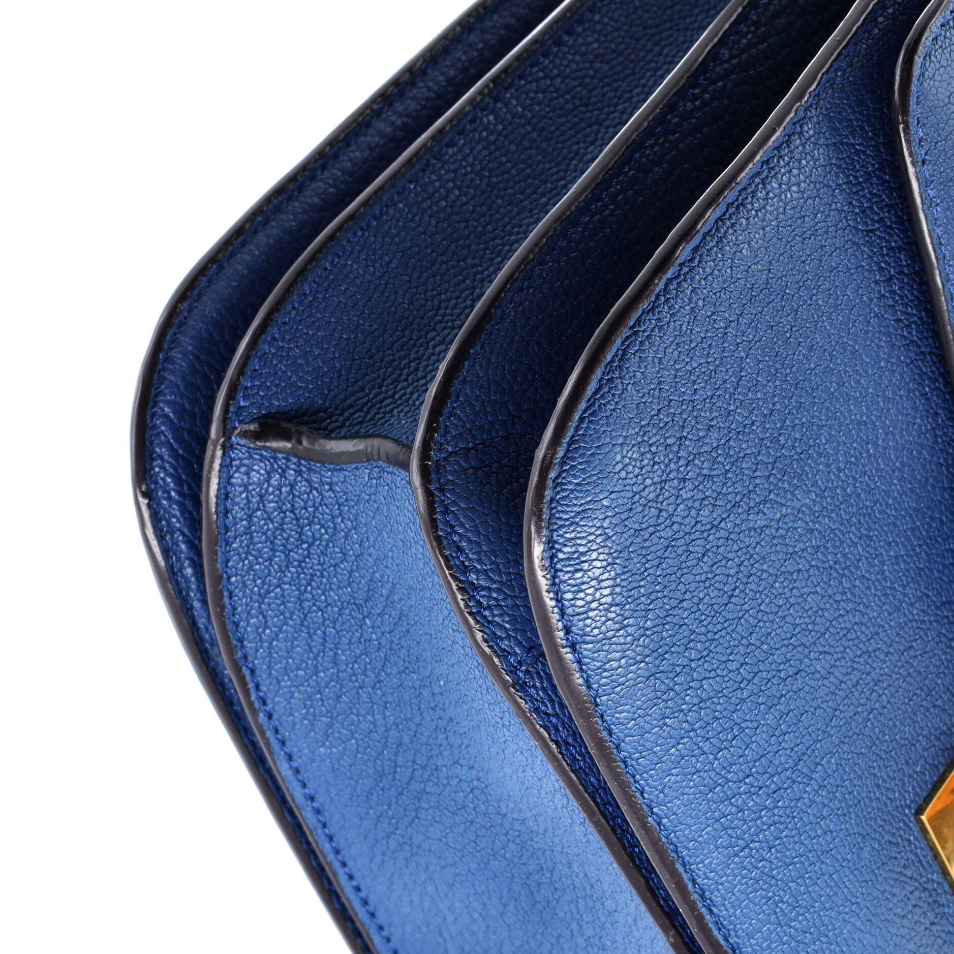 Classic Box Bag Grainy Leather Medium - Image 6