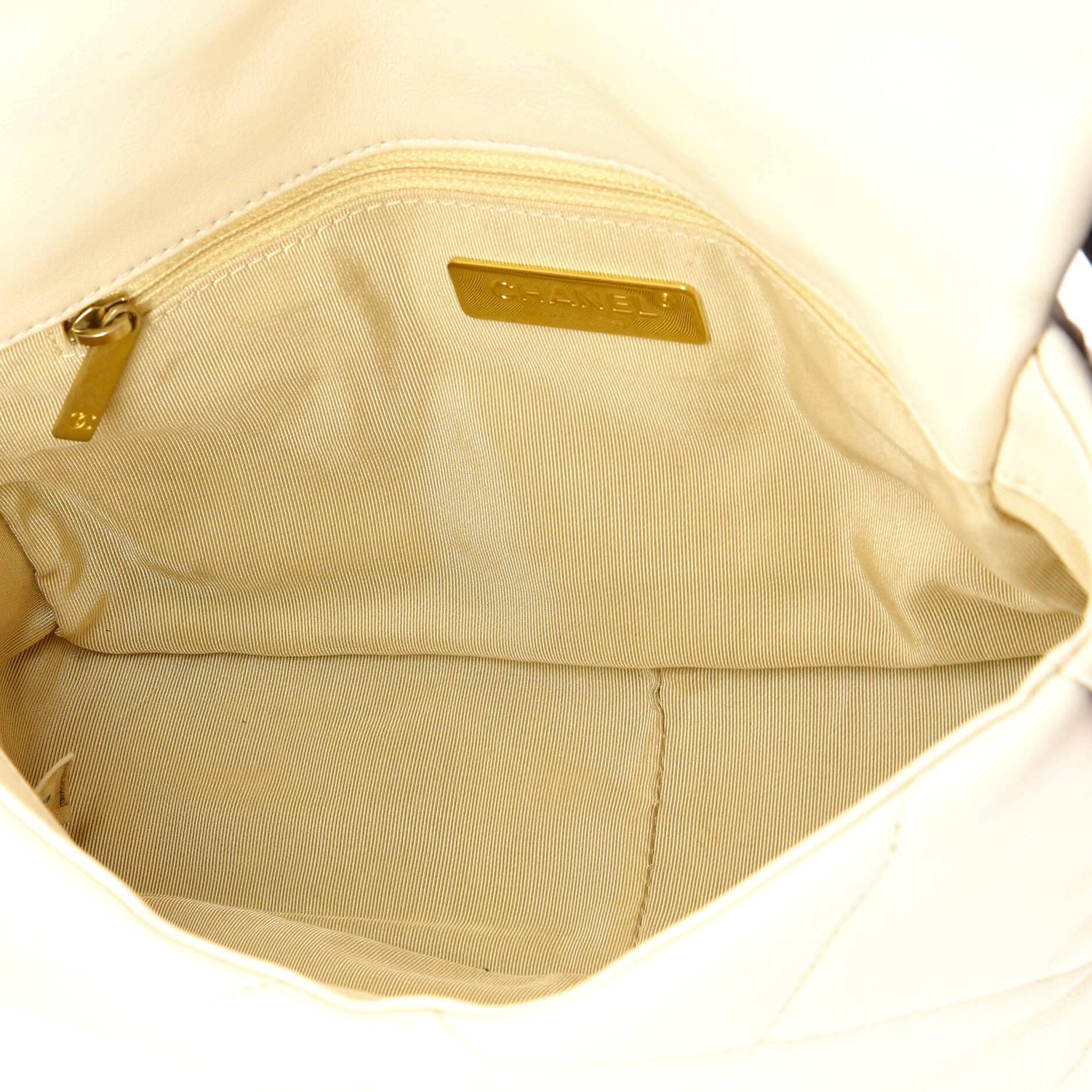 19 Flap Bag Quilted Leather Medium - Image 5