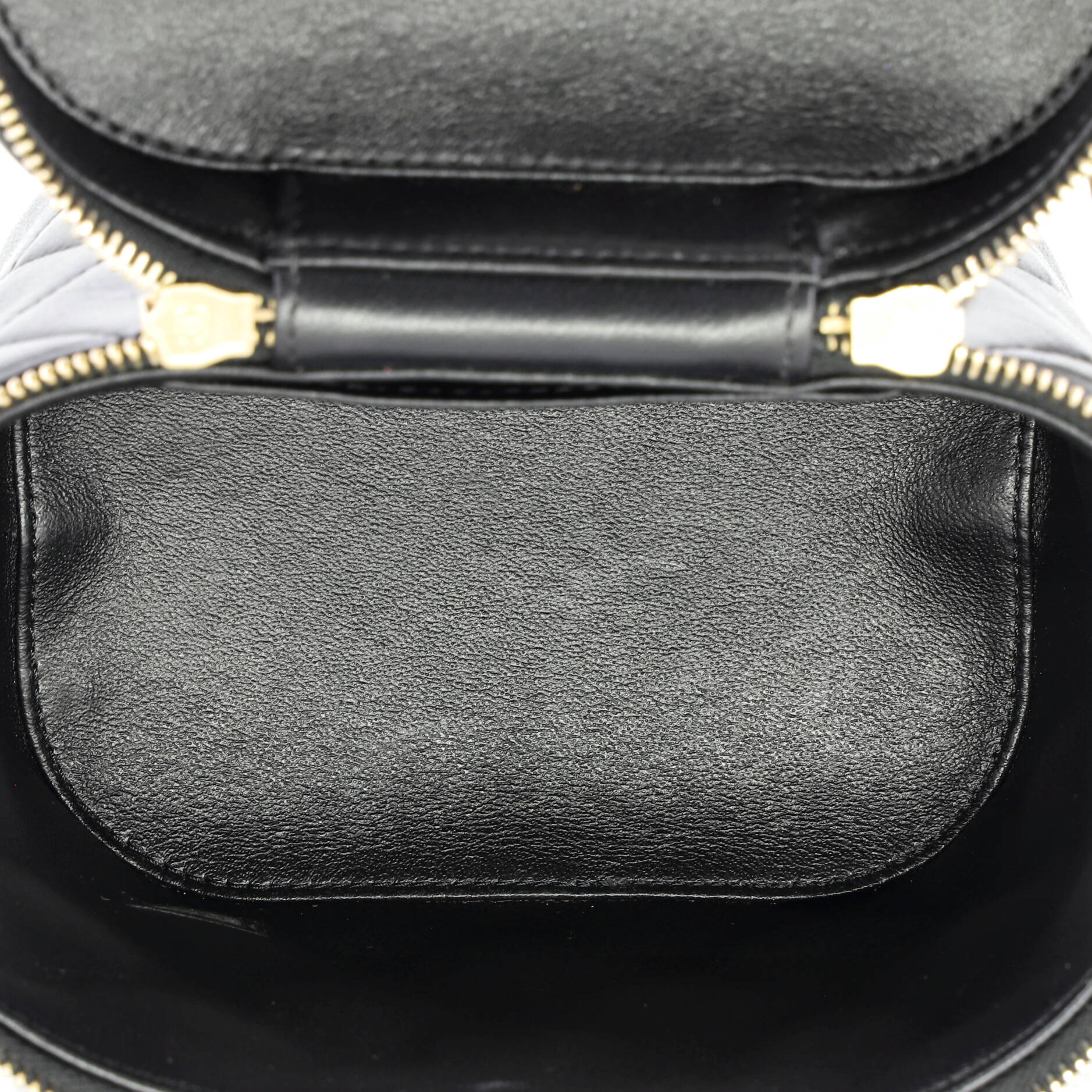 Trendy CC Top Handle Vanity Case Quilted Lambskin Small - Image 5