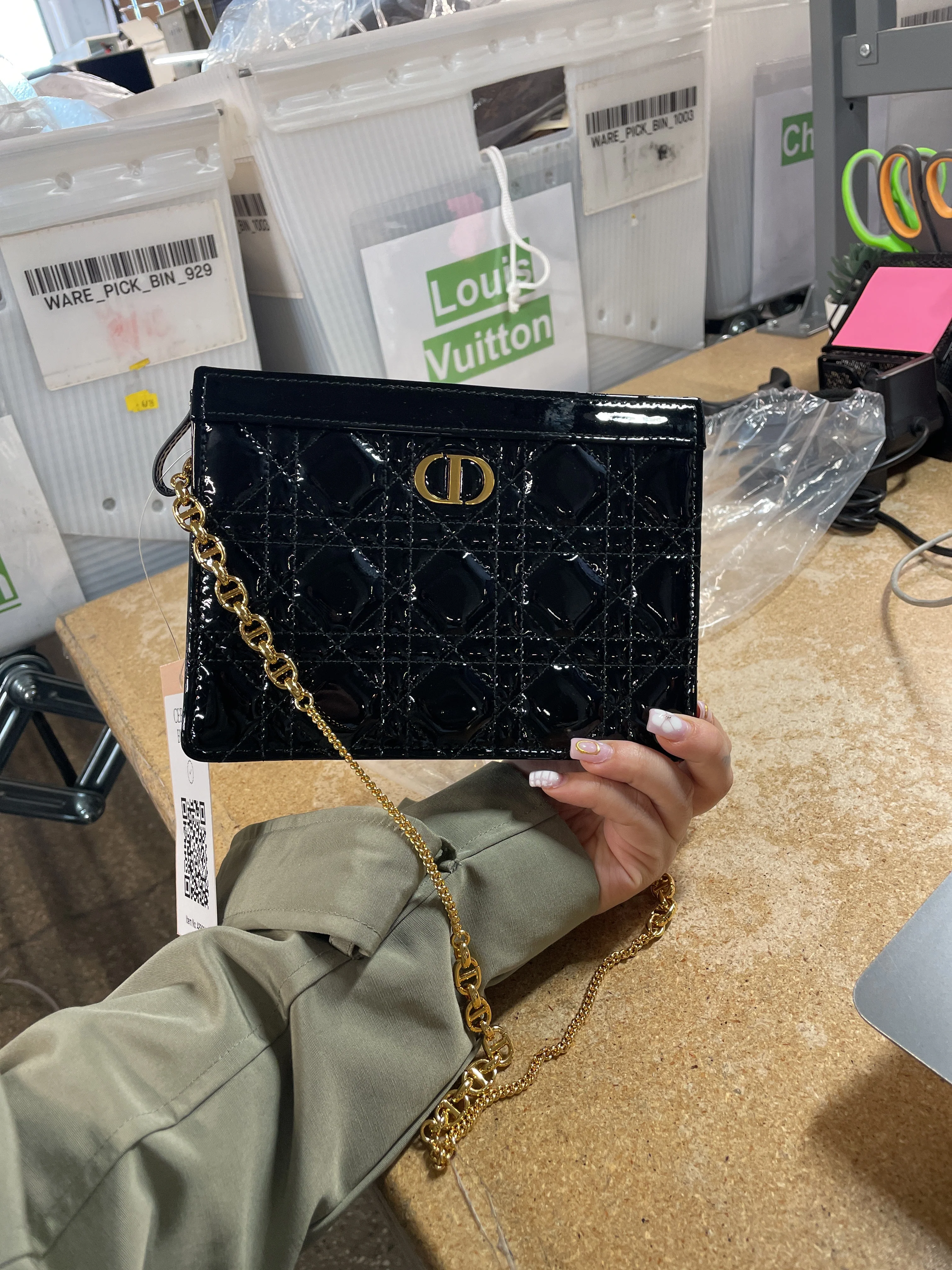 Caro Zipped Pouch With Chain Cannage Quilt Patent - Image 6