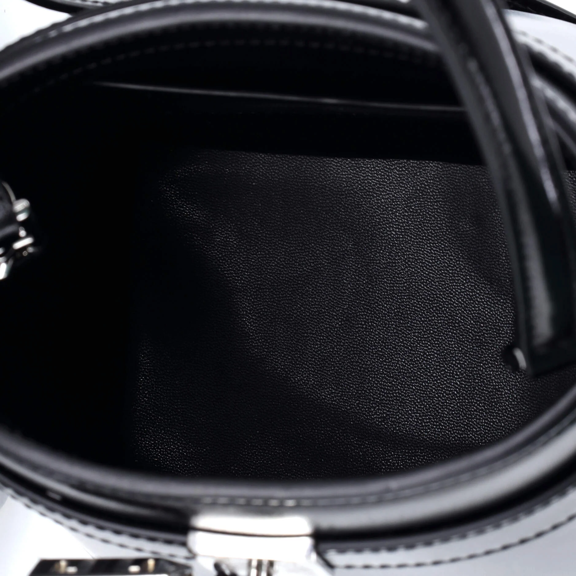 GV Shark Lock Bucket Bag Leather - Image 5