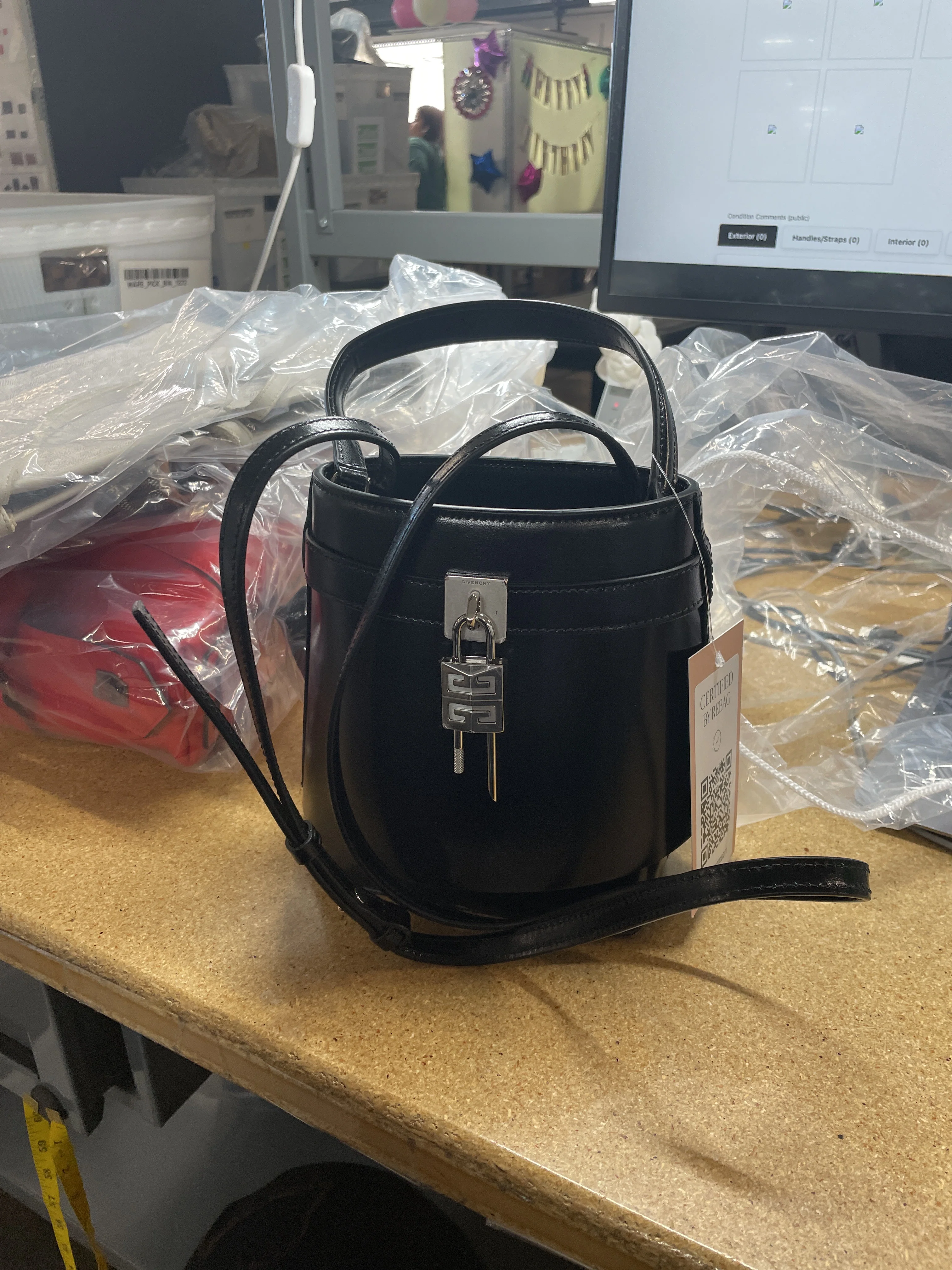 GV Shark Lock Bucket Bag Leather - Image 6