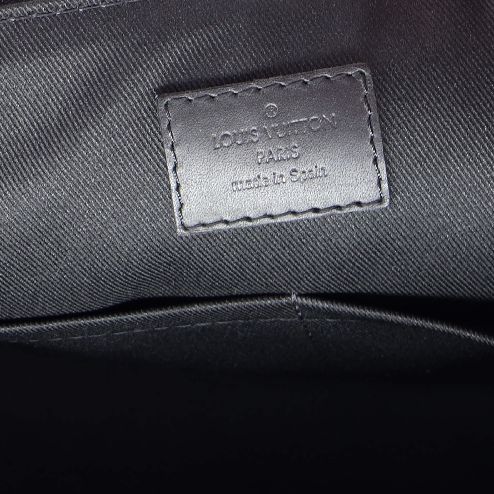 Discovery Messenger Bag Damier Infini Leather PM - Image 6