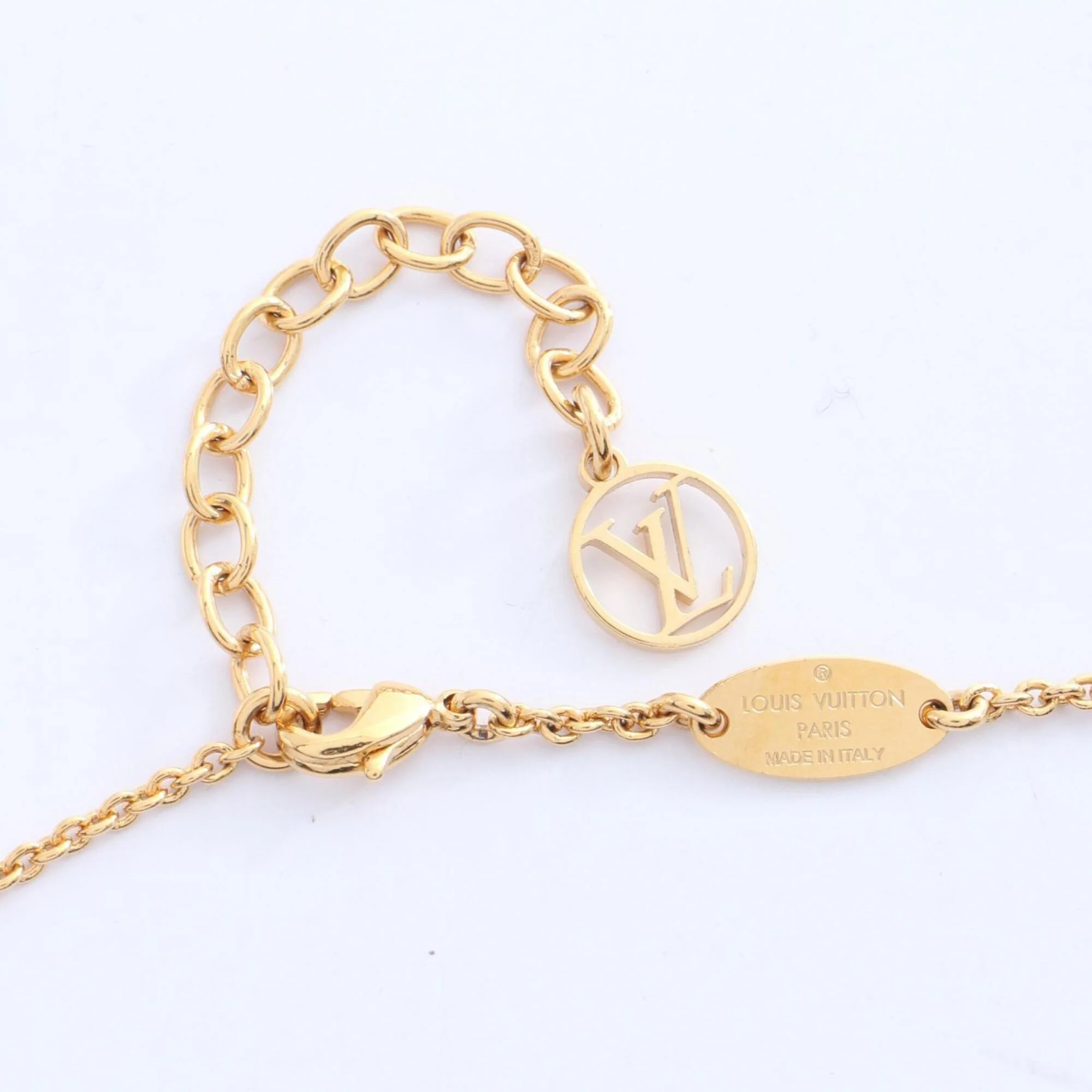 Essential V Pendant Necklace Gold Plated - Image 4
