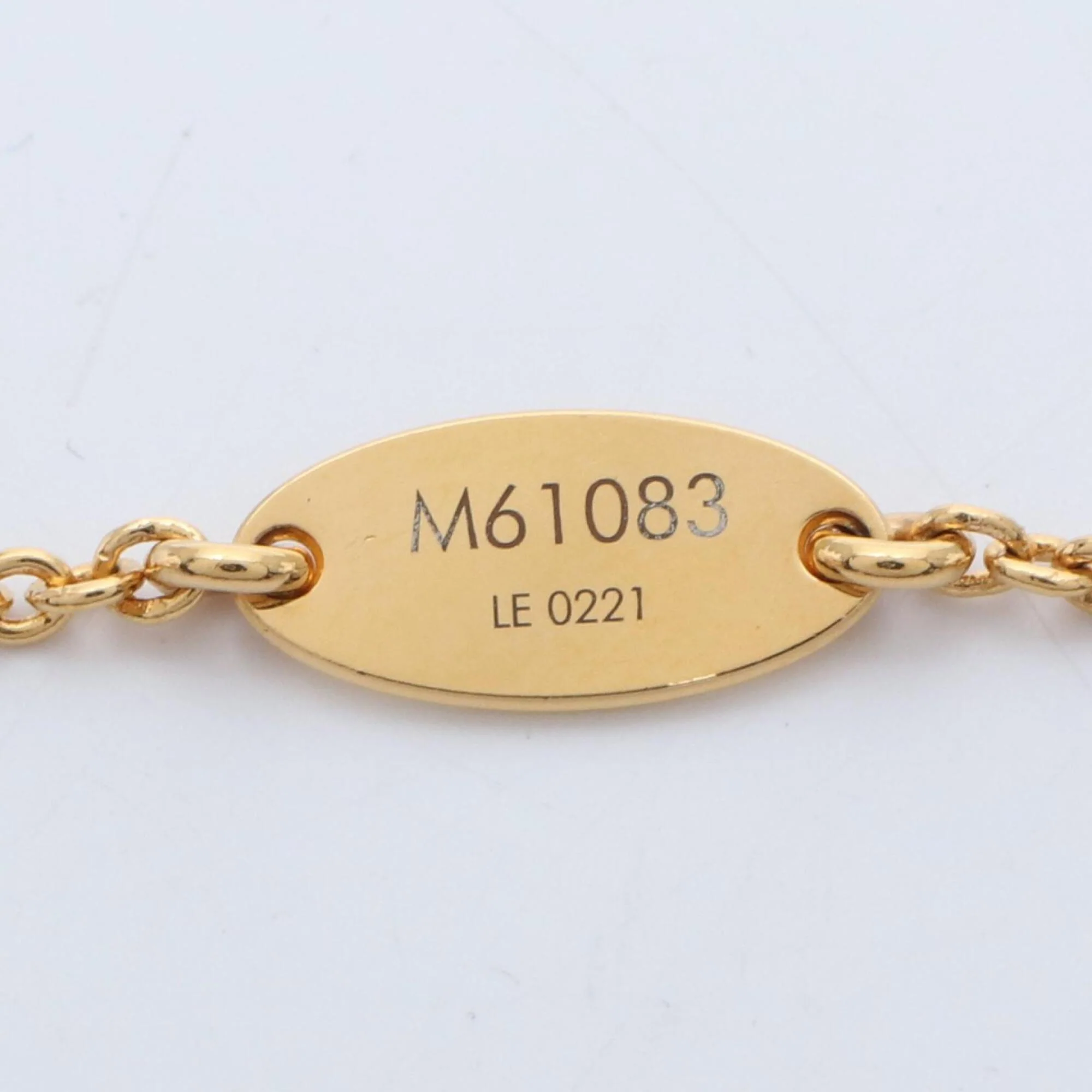 Essential V Pendant Necklace Gold Plated - Image 5