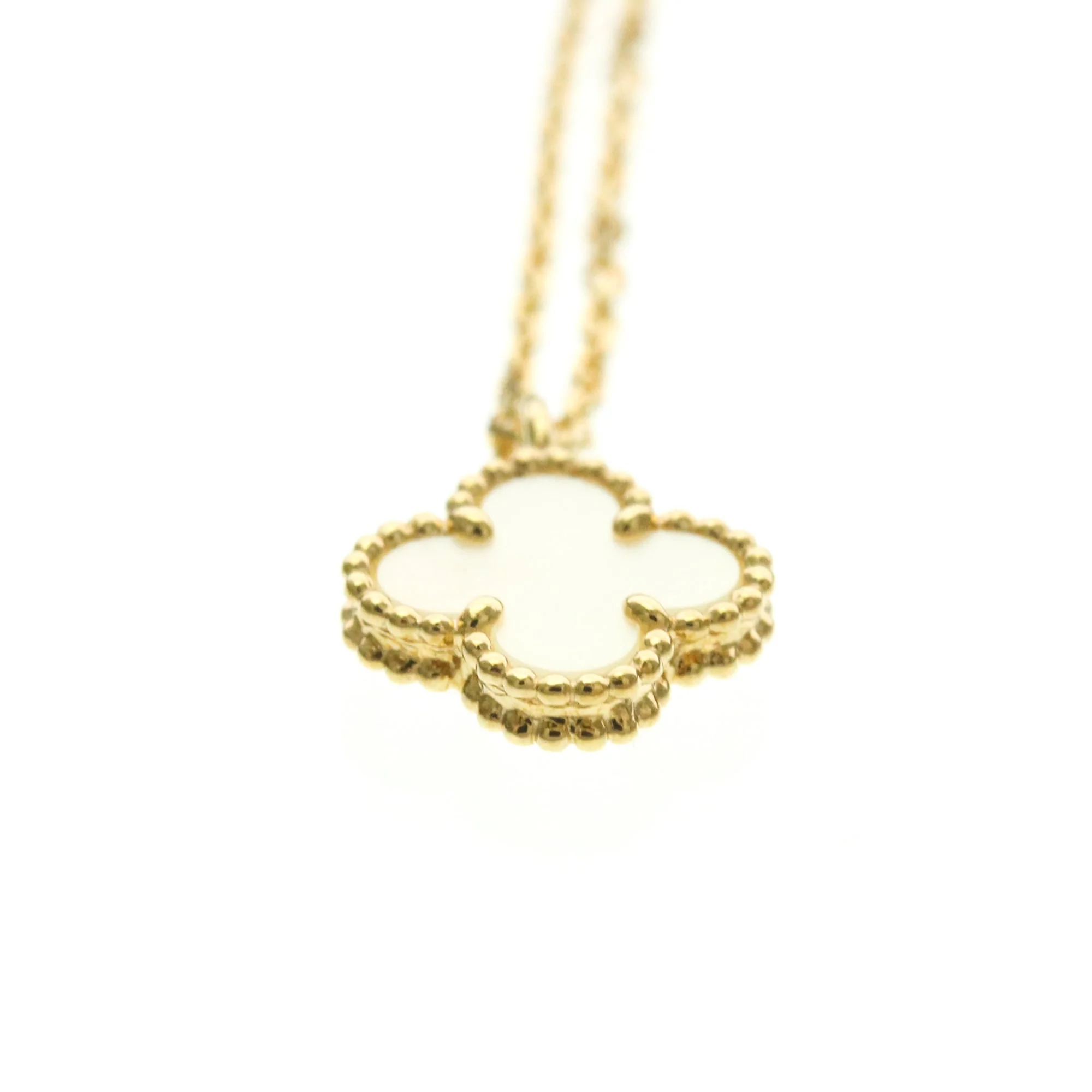 Sweet Alhambra Pendant Necklace 18K Yellow Gold and Mother of Pearl - Image 4