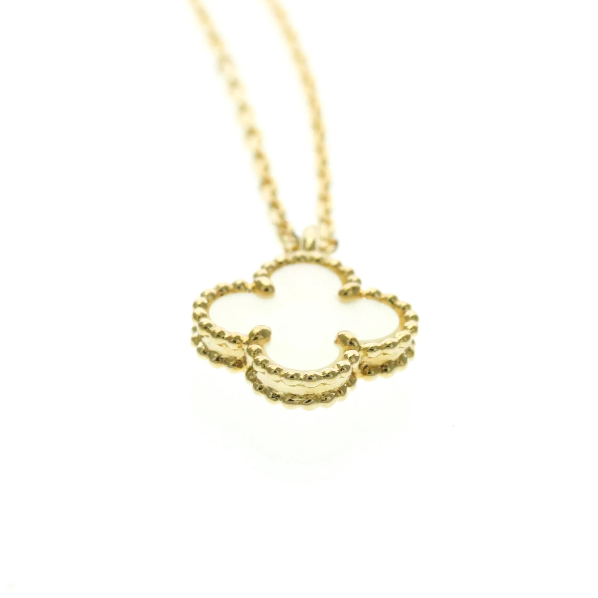 Sweet Alhambra Pendant Necklace 18K Yellow Gold and Mother of Pearl - Image 4