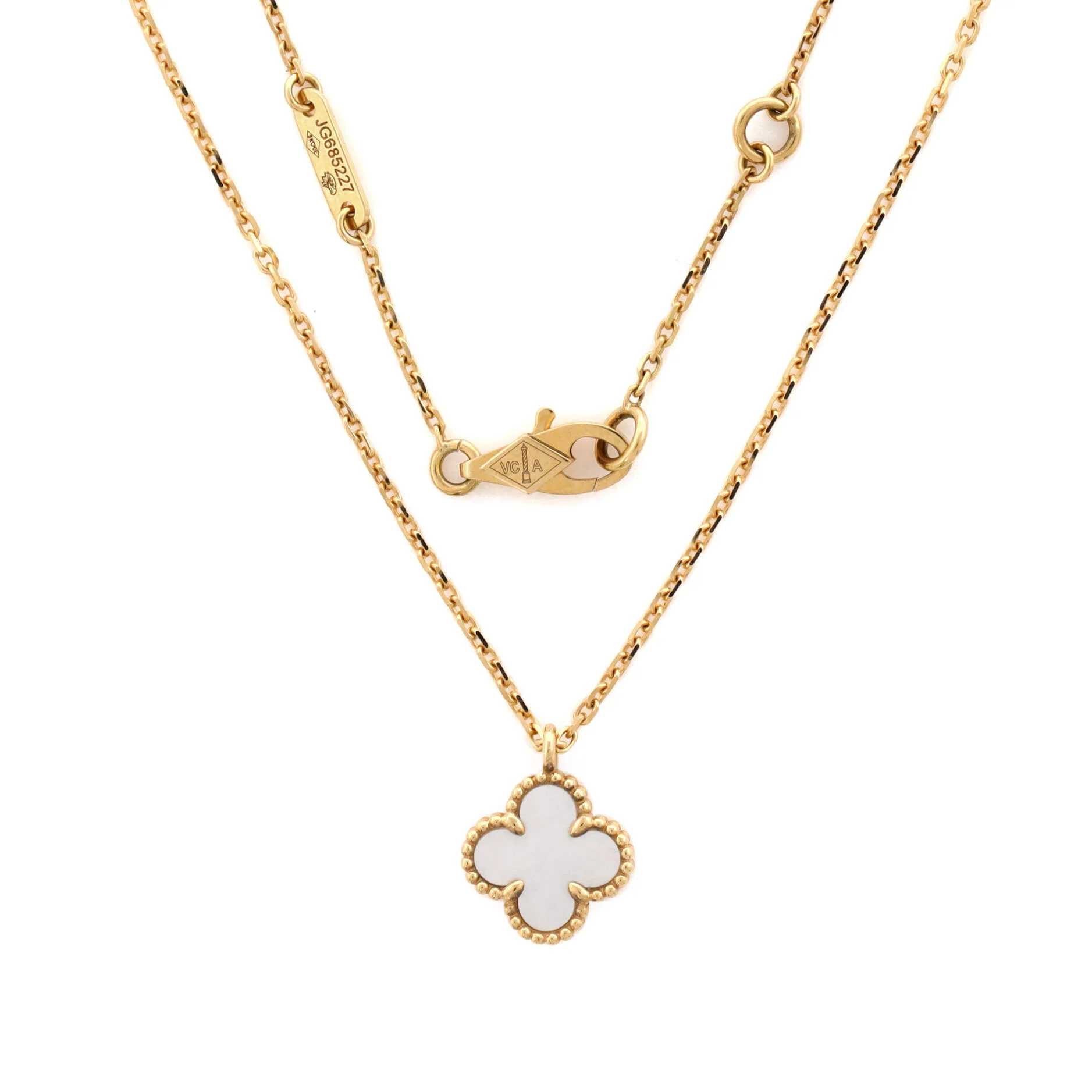 Sweet Alhambra Pendant Necklace 18K Yellow Gold and Mother of Pearl - Image 3