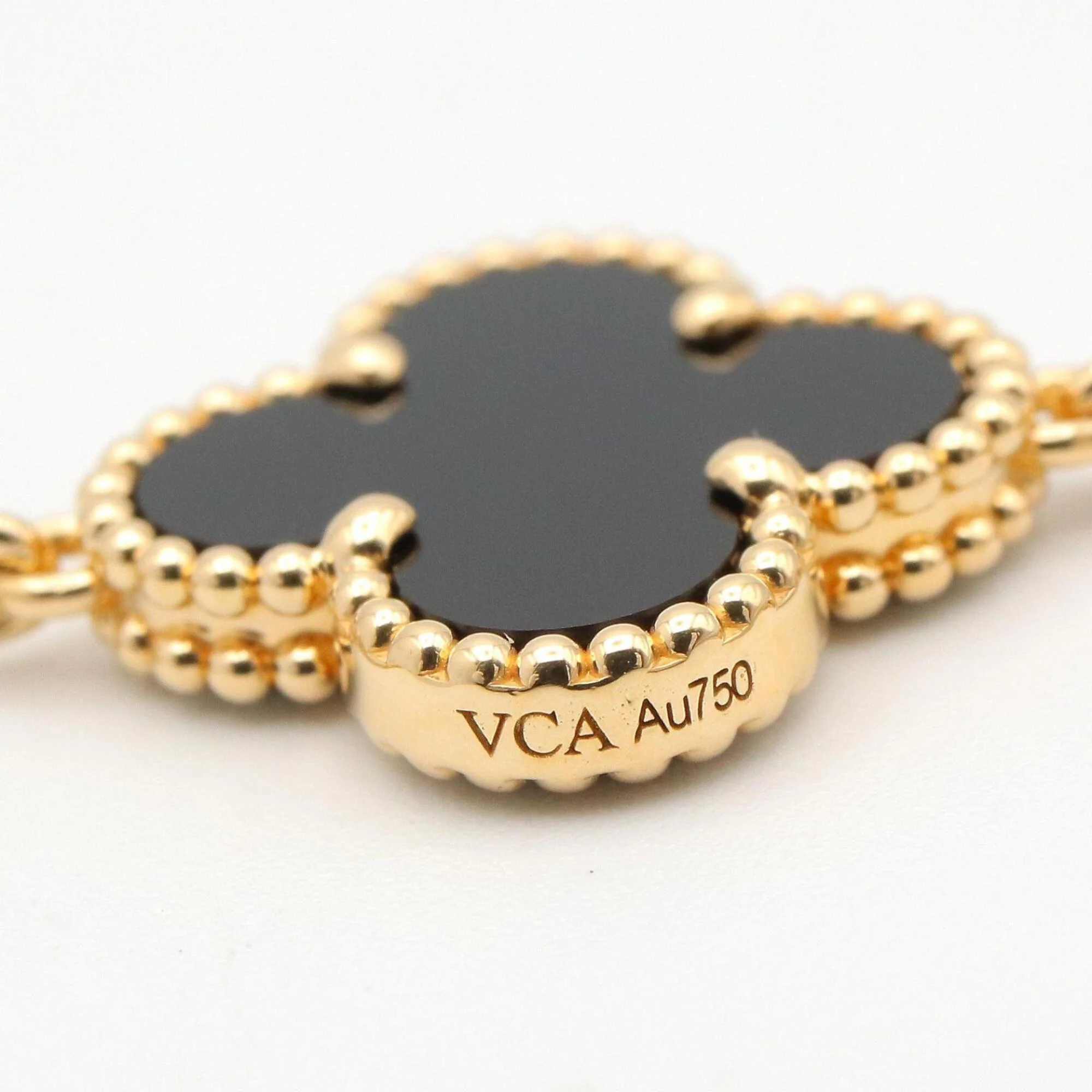 Vintage Alhambra Pendant Necklace 18K Yellow Gold and Onyx - Image 3