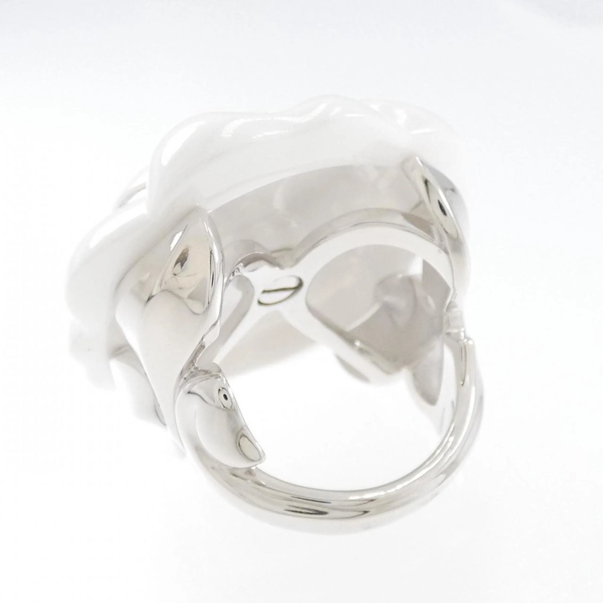 Camellia Ring 18K White Gold and Ceramic with Diamond - Image 3