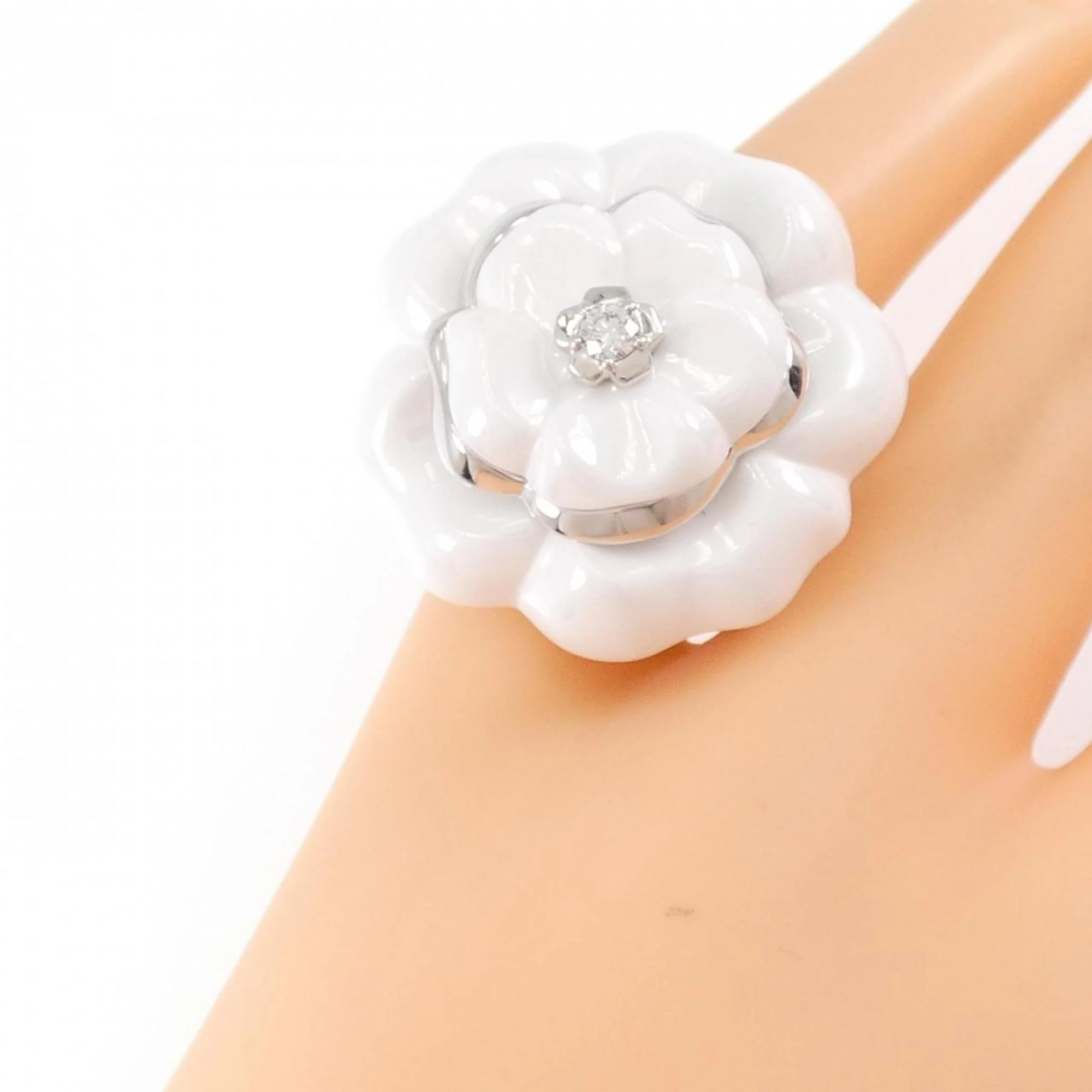 Camellia Ring 18K White Gold and Ceramic with Diamond - Image 5