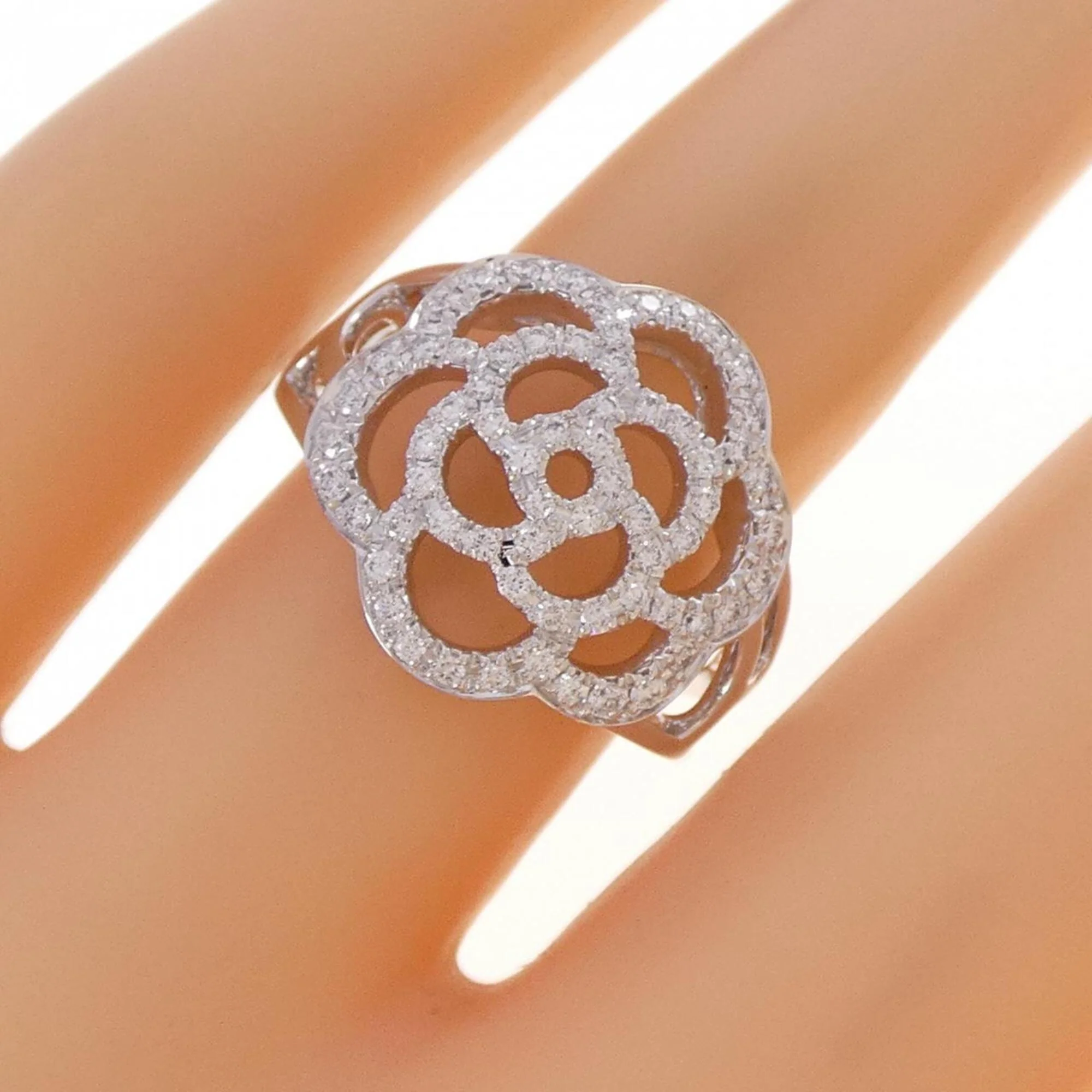 Camellia Ring 18K White Gold with Diamond - Image 5