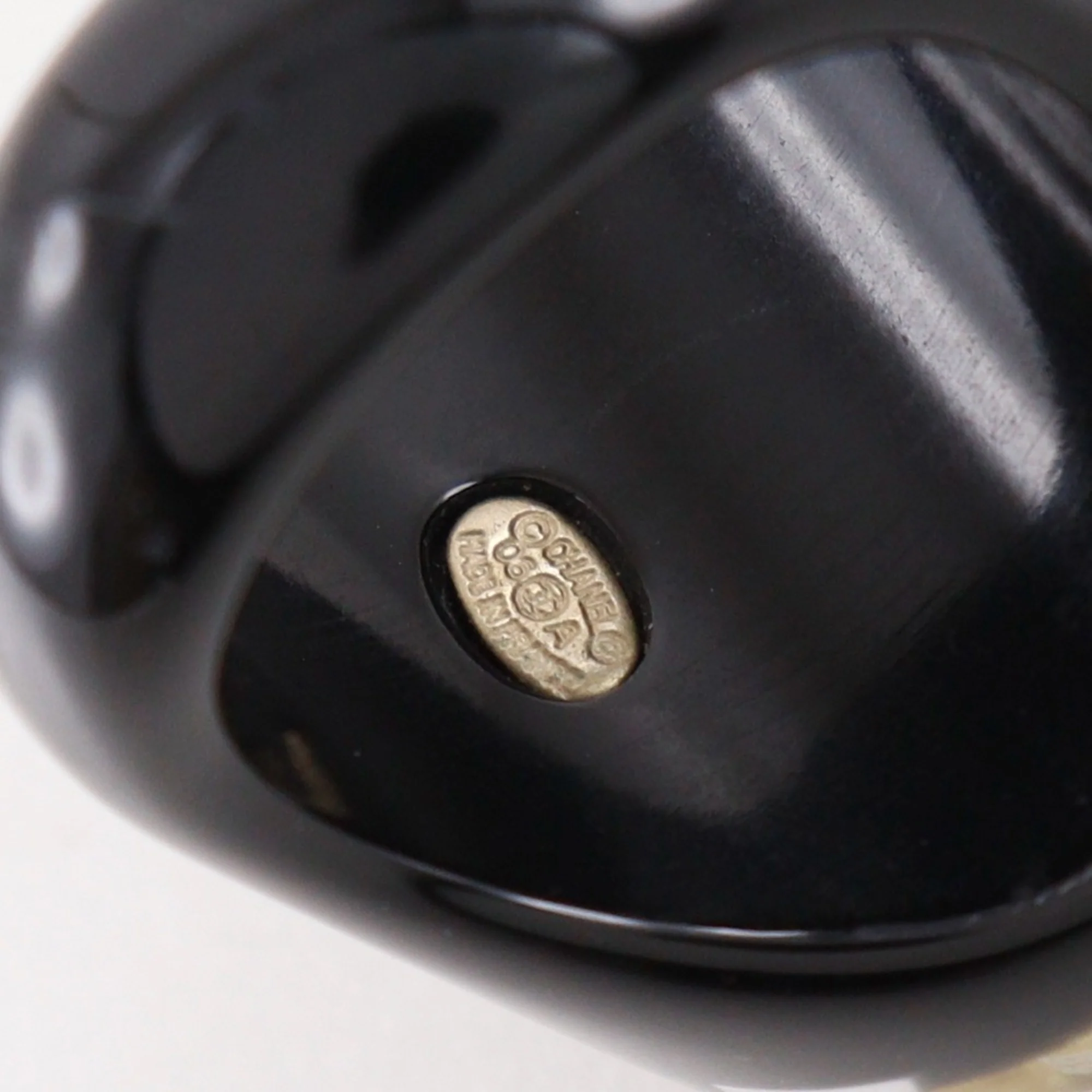 Vintage Ring Resin and Pearl Black and White - Image 5