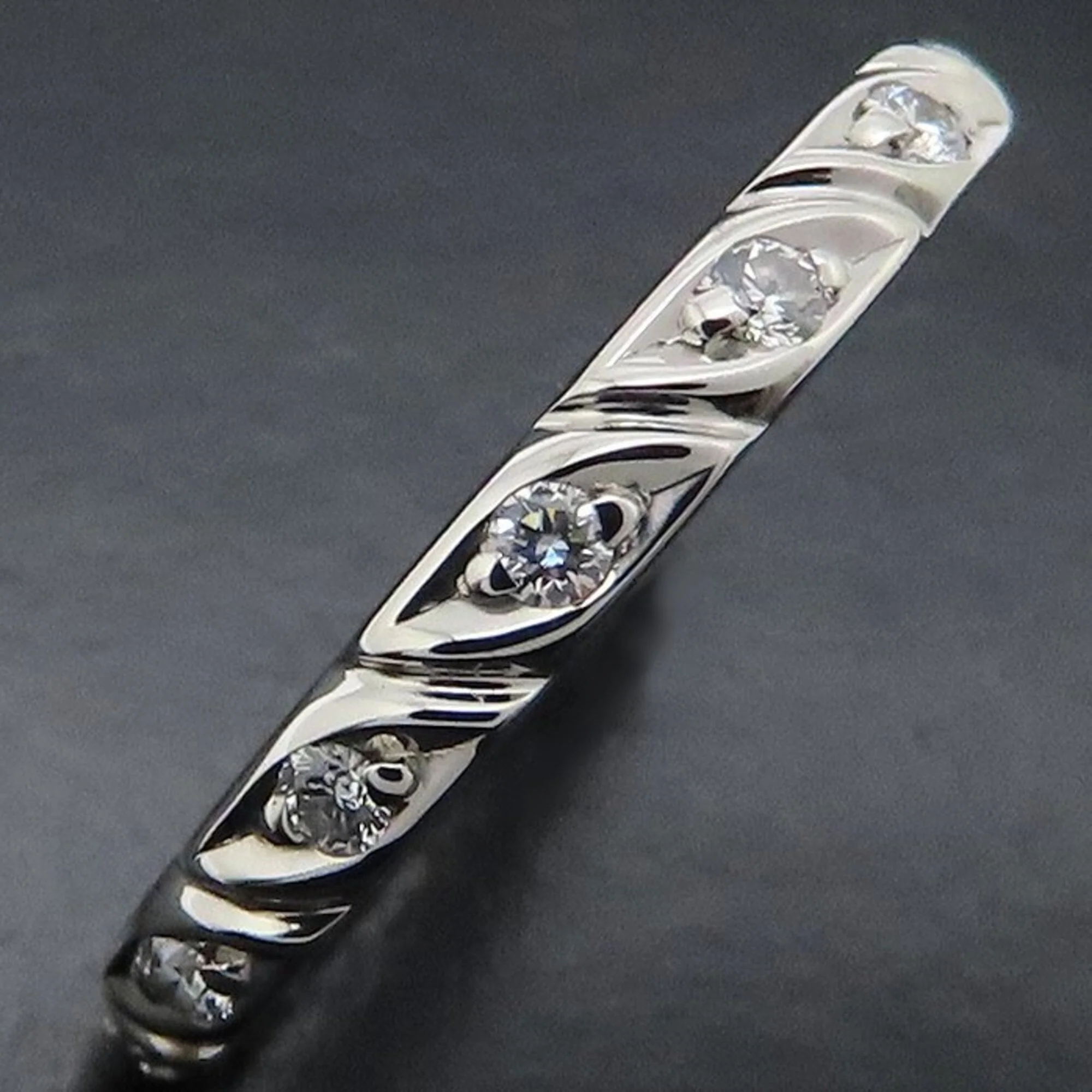Torsade Band Ring Platinum with Diamond - Image 5