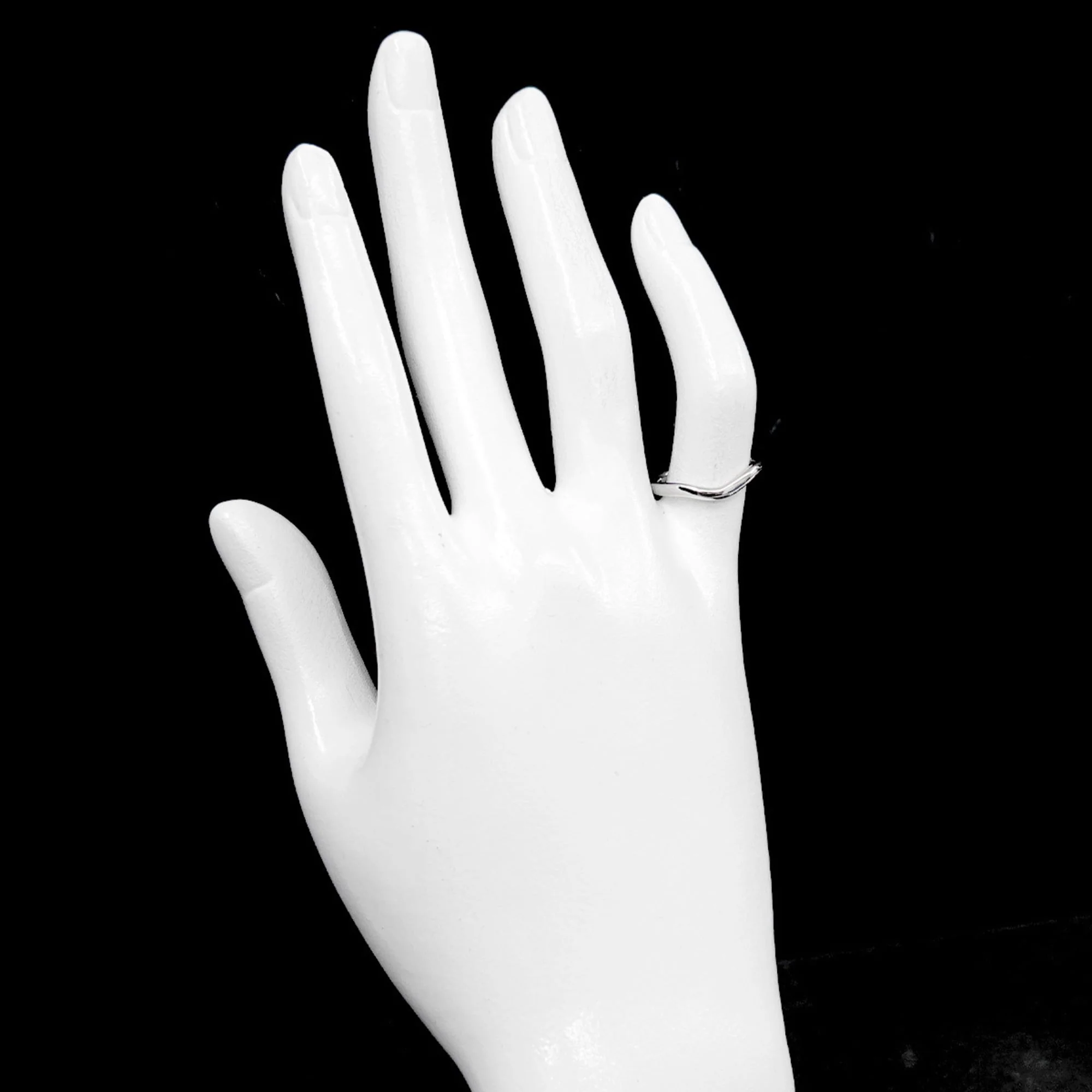 Curved Band Ring Platinum - Image 7