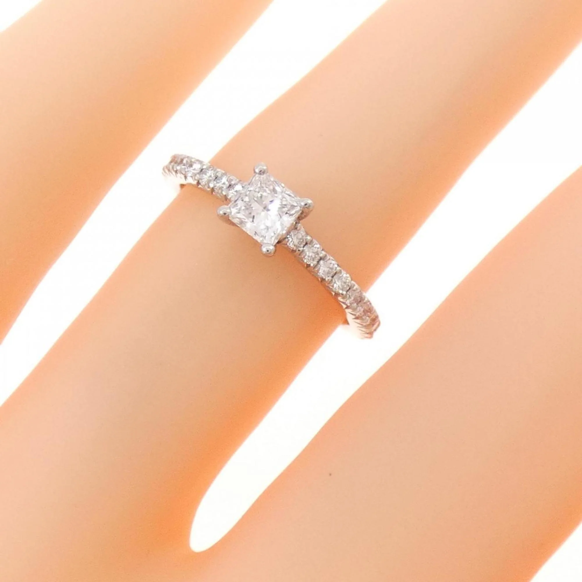 Novo Ring Platinum with Diamond - Image 5