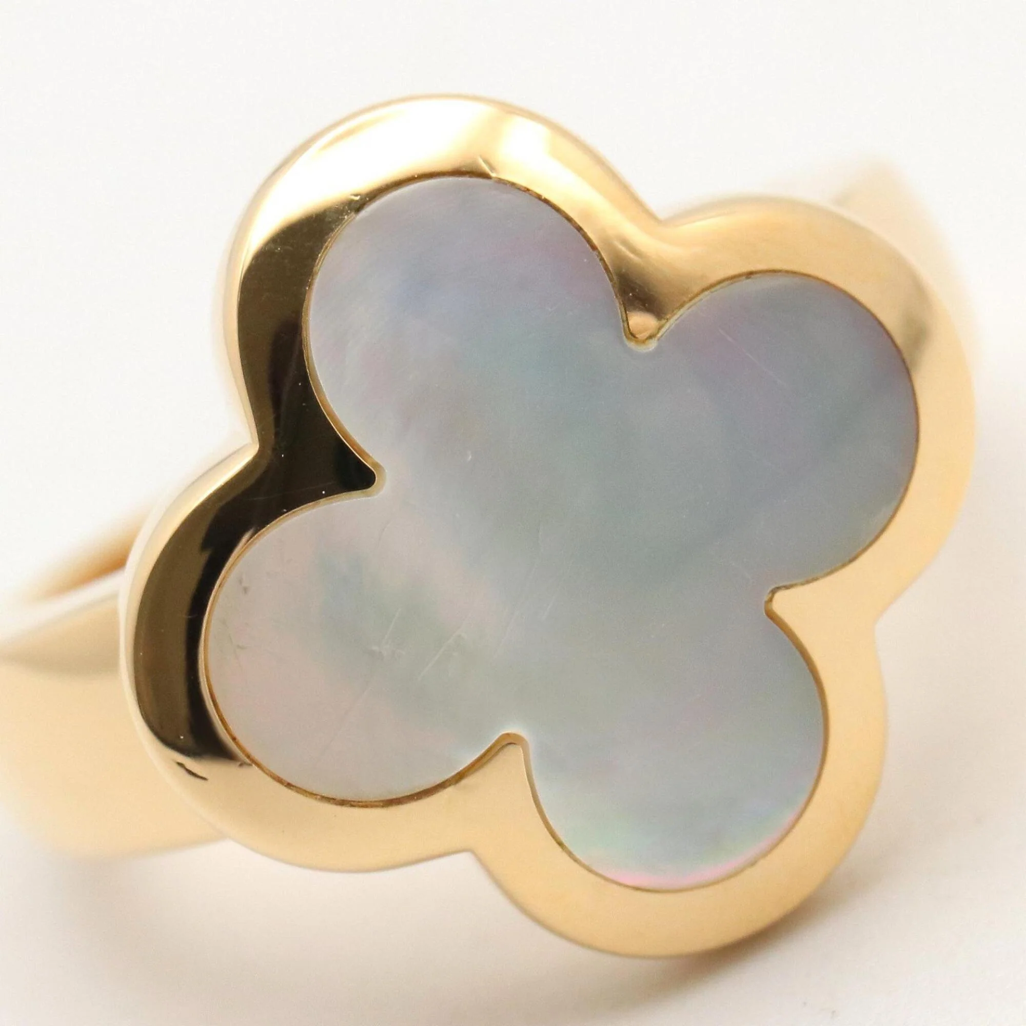 Alhambra Ring 18K Yellow Gold and Mother of Pearl - Image 4